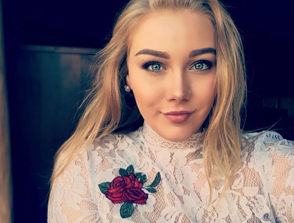 柯琳娜外型亮眼，曾是當地的高中啦啦隊隊長。（翻攝Corinna Slusser IG）