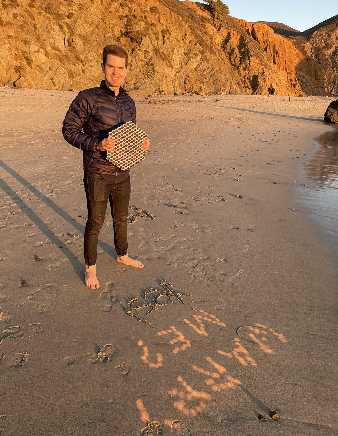 巴雷特利用自己設計的鏡子,反射夕陽光線在海灘上投射出「MARRY ME」,求婚成功。(翻攝自推特@bencbartlett)