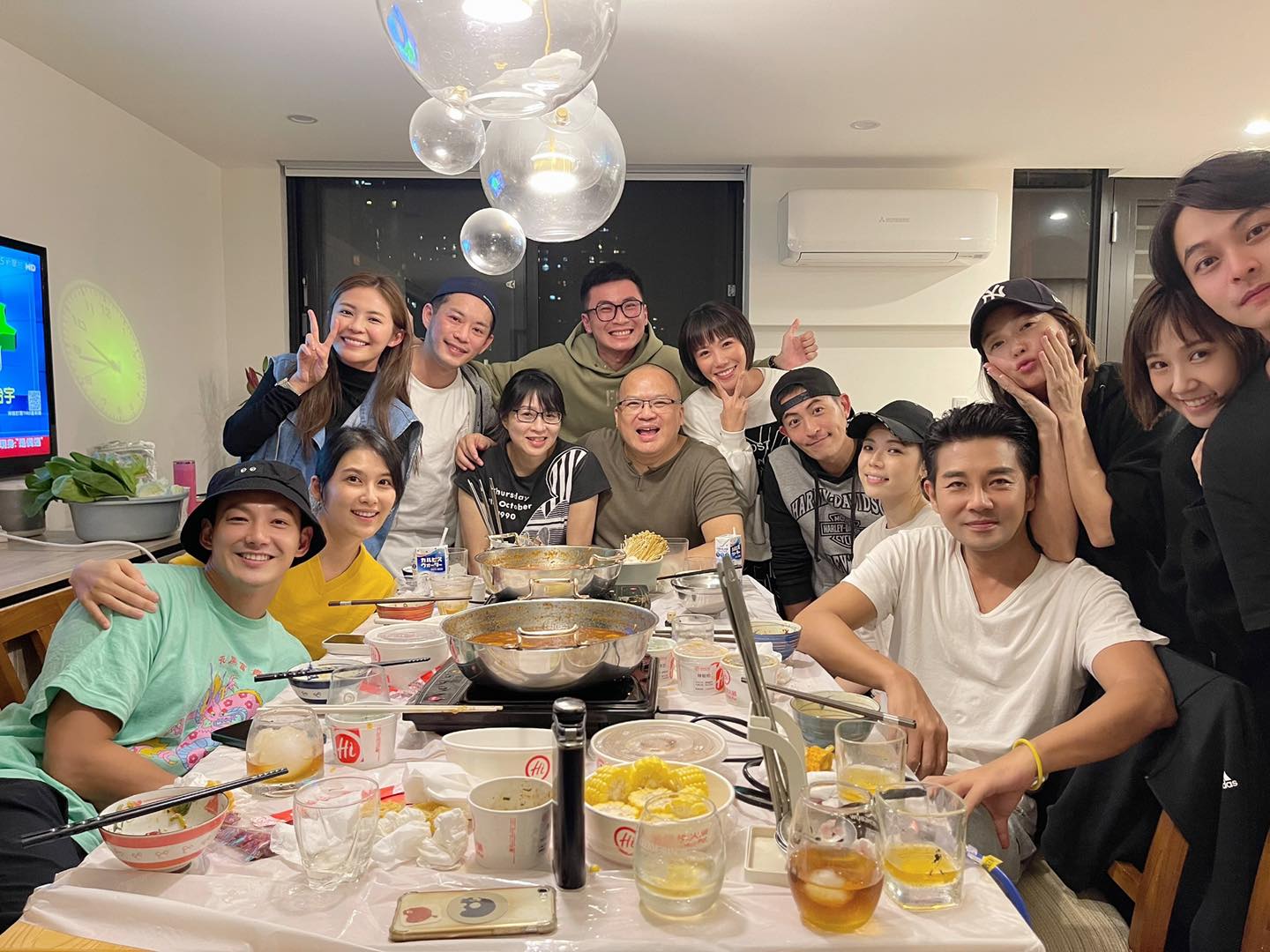 大牙在臉書分享聚會照，有多組低調情侶曝光。（翻攝大牙臉書）