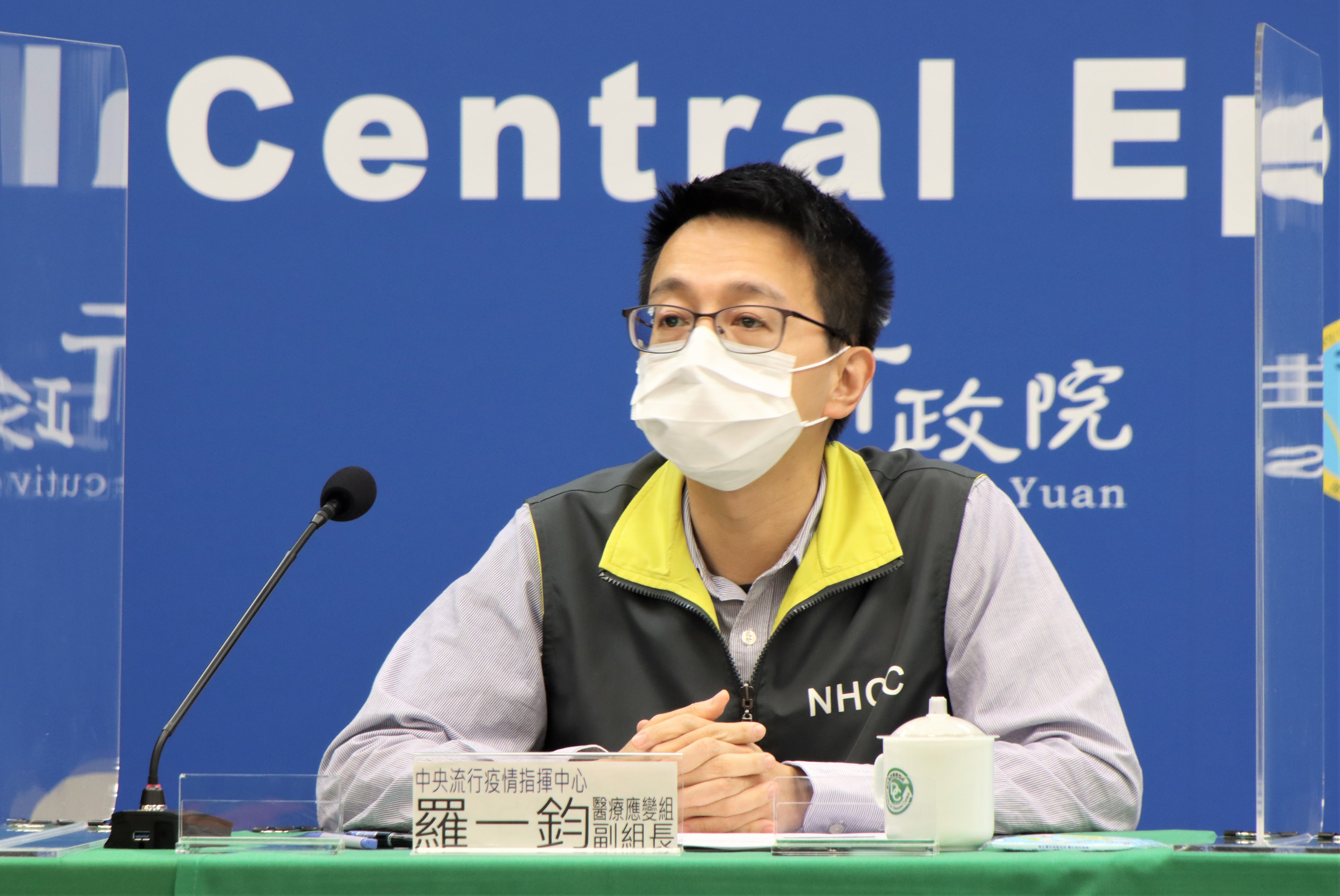 羅一鈞說明「全面開放在家居家檢疫」的條件。（指揮中心提供）