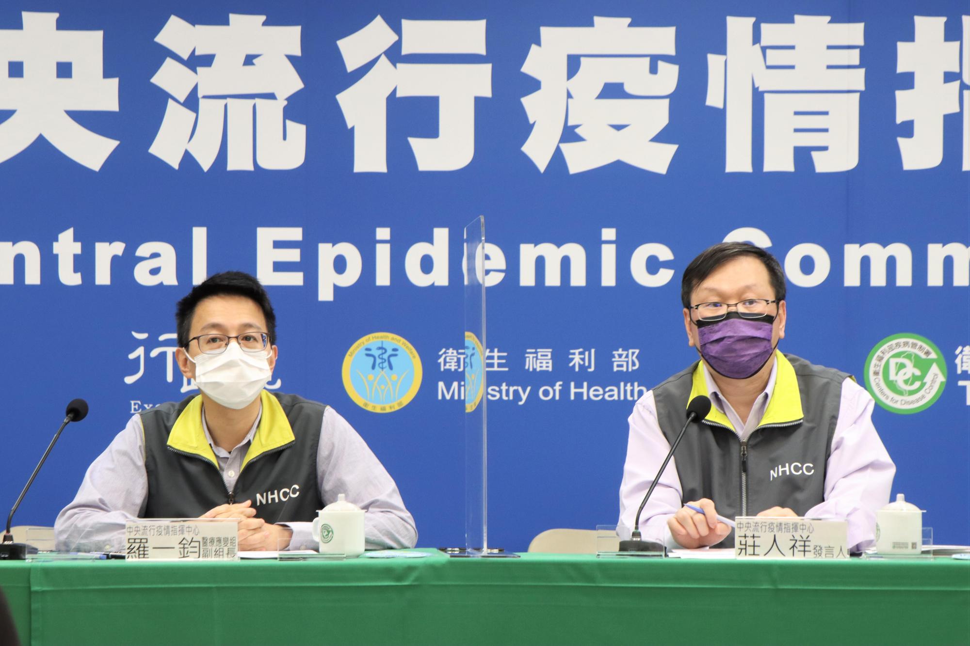 莊人祥（右）表示，完整接種高端者若無出國需求，則不建議加打。（指揮中心提供）