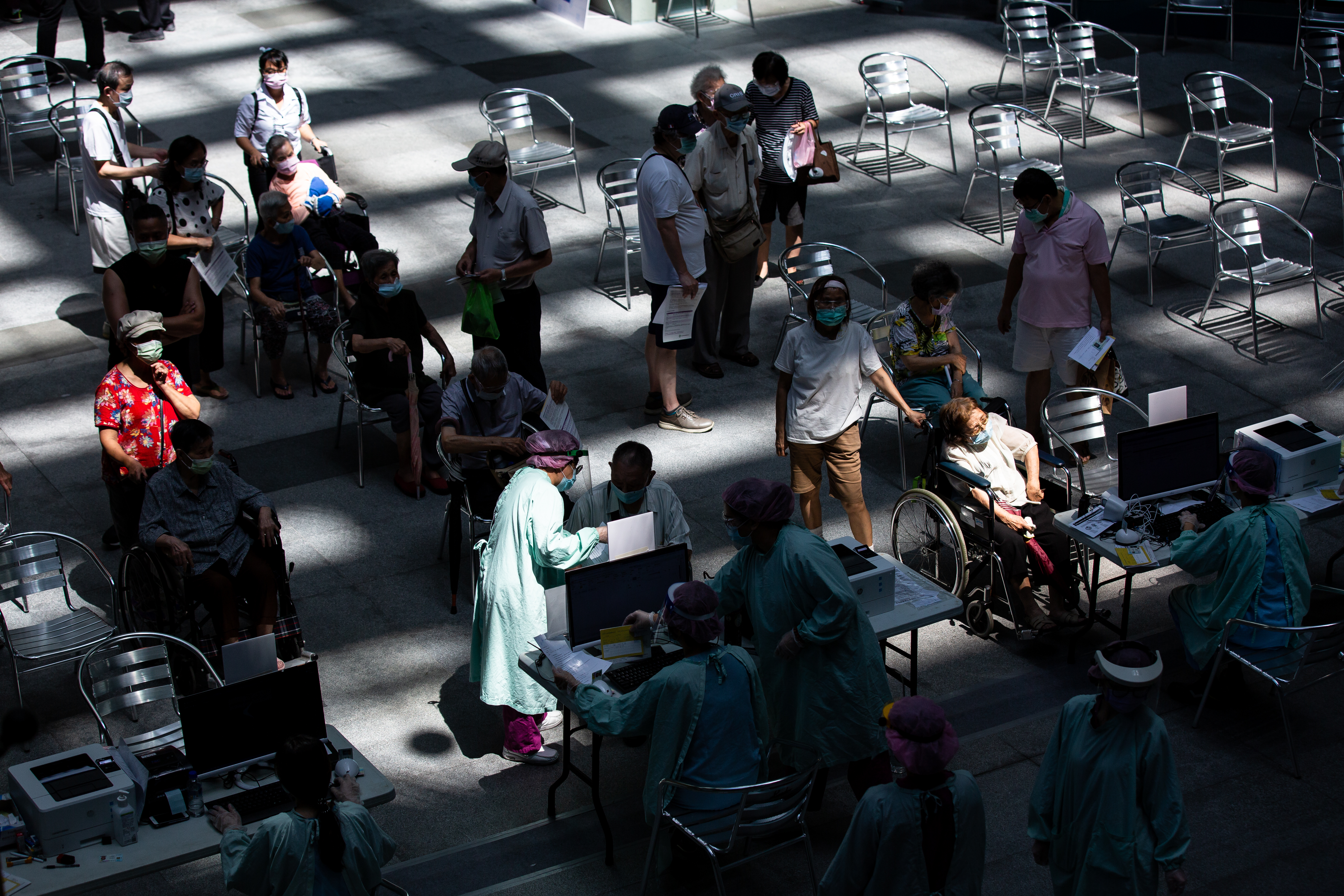 第15輪同時提供BNT／輝瑞、莫德納可混打，AZ疫苗接種者屆時3款疫苗可選擇。（本刊資料照）