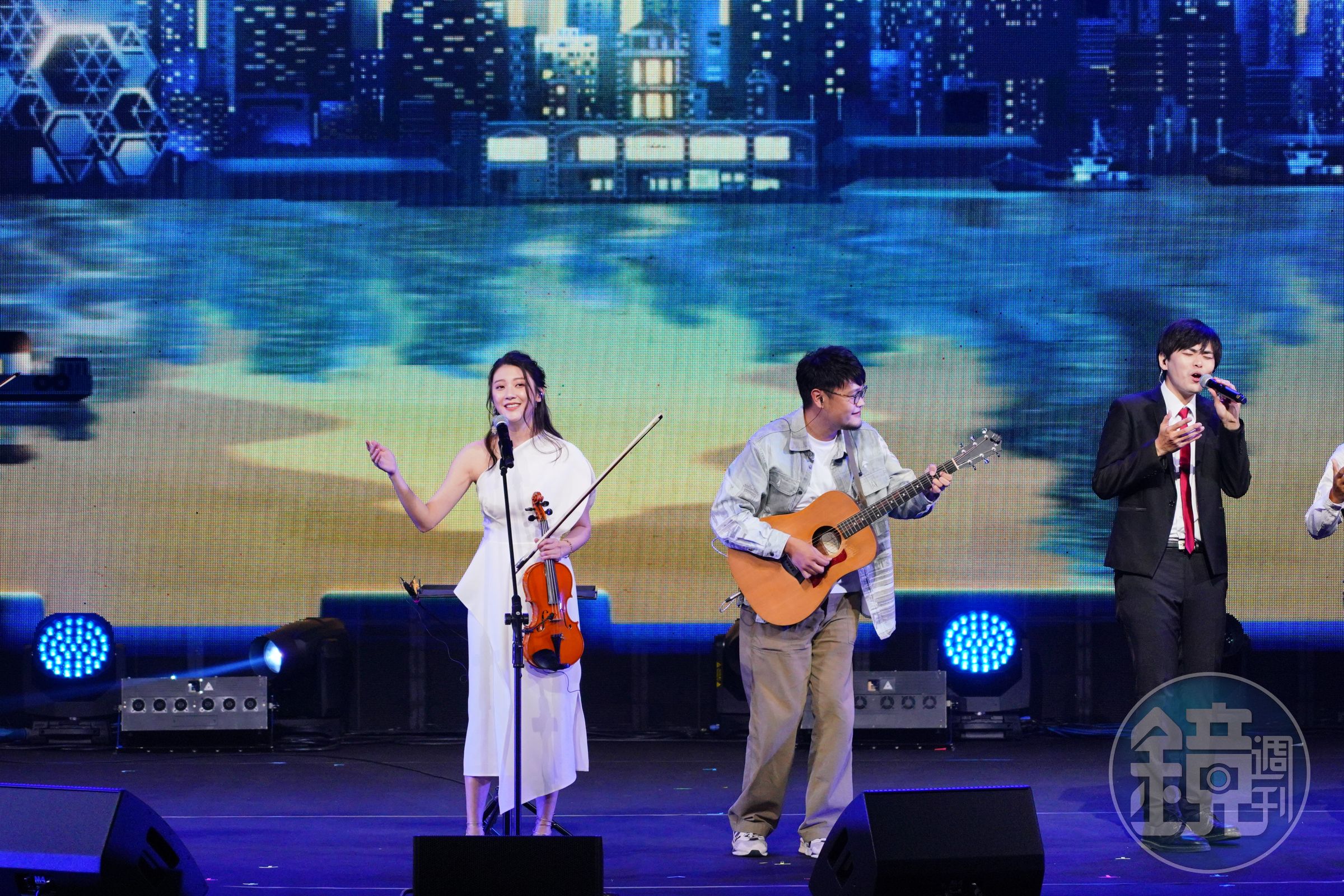 高流是南台灣流行⾳樂展演的核心場館，圖為開幕式演唱會由魚丁糸樂團的可田（阿福；左2），林逸欣（左1）、阿卡貝拉樂團「純粹人聲」擔任開場嘉賓。
