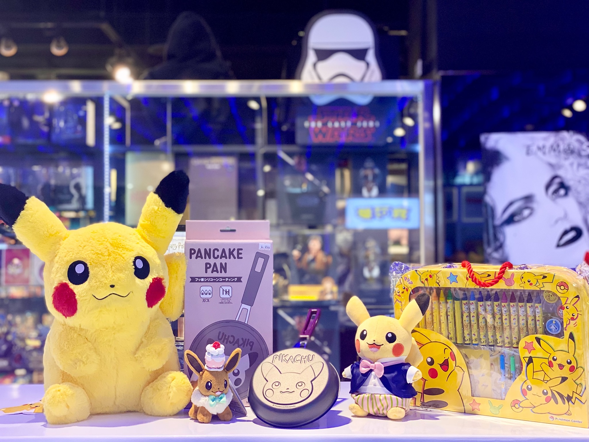 Pokémon Center原裝商品空運來台。(翻攝三創生活園區臉書粉專)