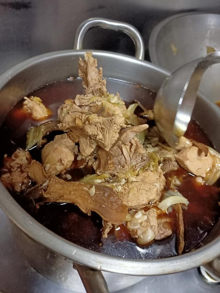 料理好的孔雀麻油雞上桌。（潘小姐提供）