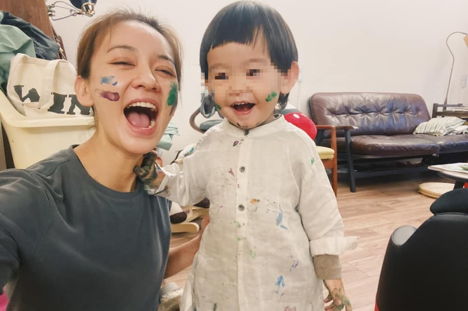 陳意涵和大兒子的甜蜜合照。（翻攝自陳意涵臉書）