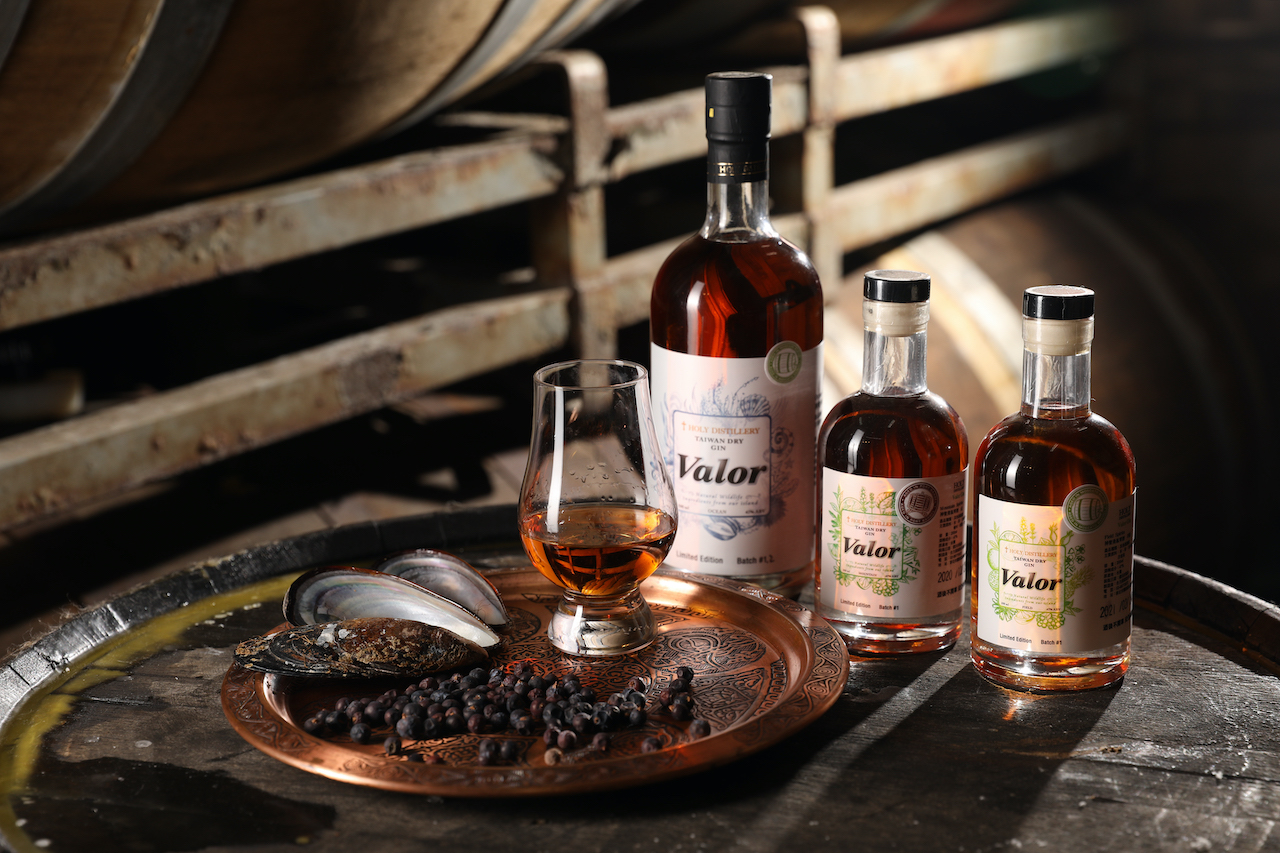 合力酒廠把招牌琴酒「平原」（右起）「山」「海」過桶熟成，散發獨特香氣也強化飽滿感。（600元／200ml、1,350元／500ml）