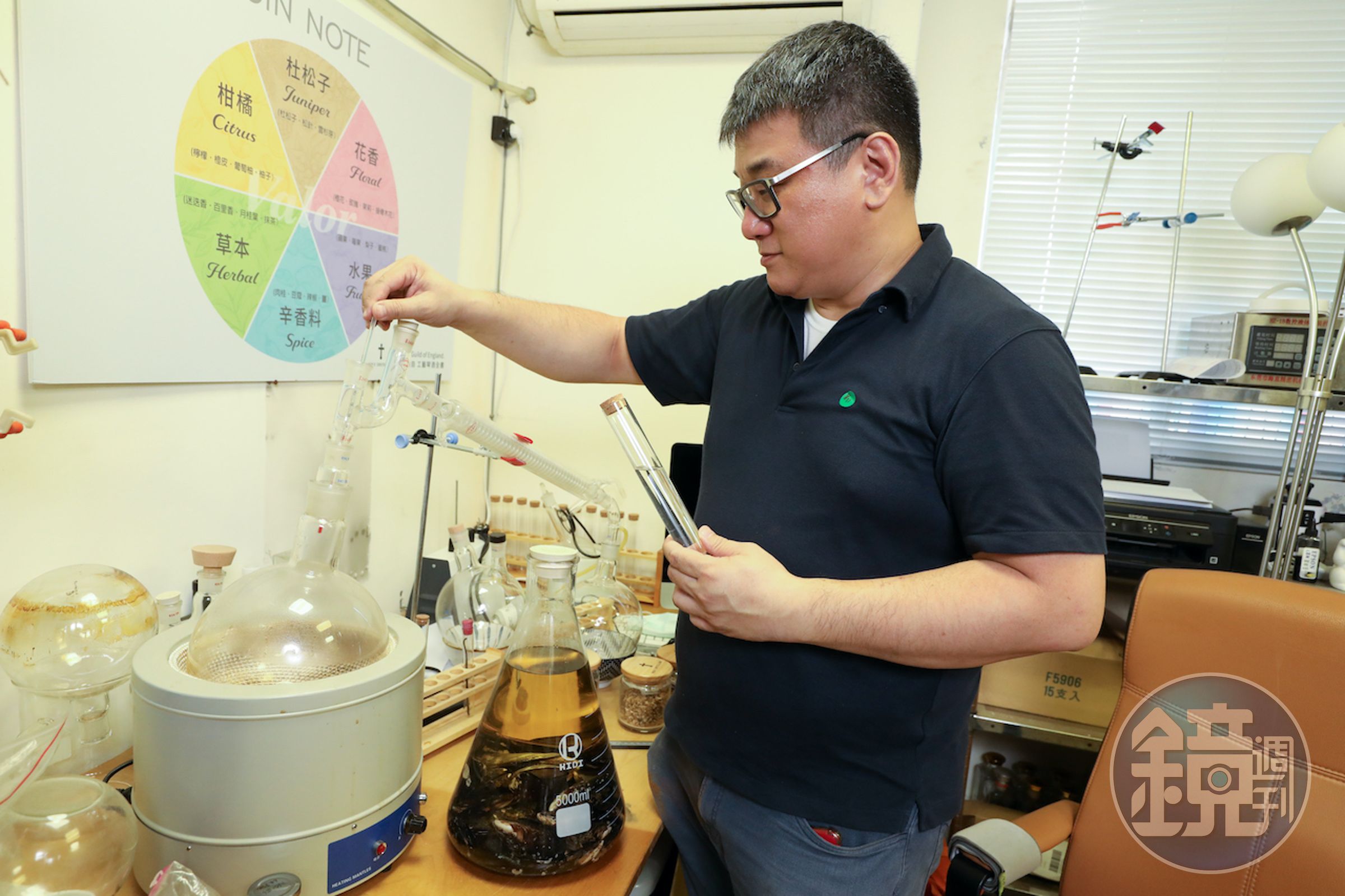 合力酒廠有一間風味研發室，創辦人張佑任（Alex）正在使用低溫蒸餾器，萃取各式物產的風味。