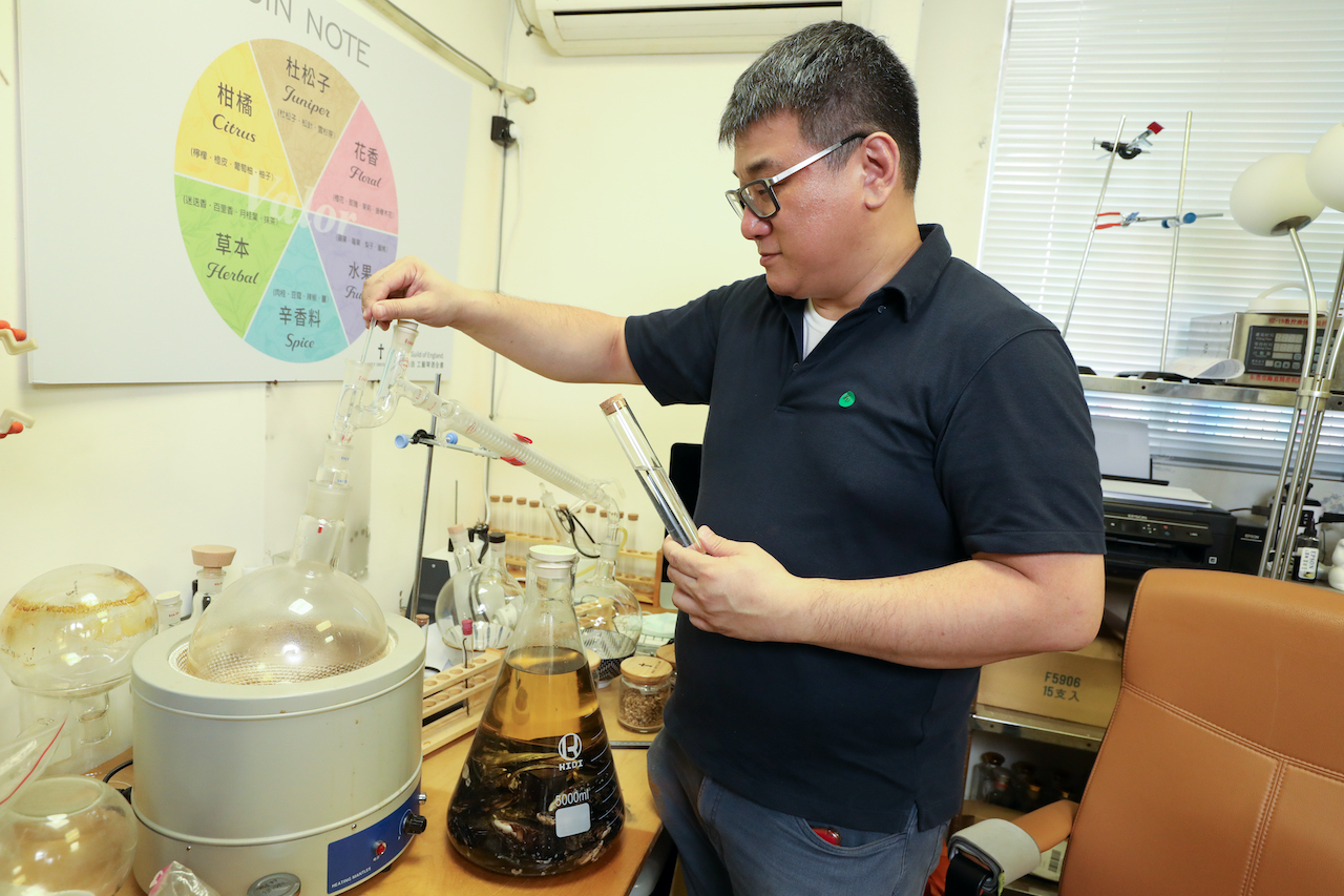 合力酒廠有一間風味研發室，創辦人張佑任（Alex）正在使用低溫蒸餾器，萃取各式物產的風味。