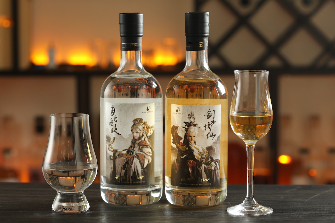 「霹靂布袋戲」X「合力酒廠」聯名琴酒「月自無缺」（左）有熱帶果香；桶陳琴酒「劍承謫仙」（右）有煙燻龍眼，帶有渾厚且繁複的氣味。（3,000元／2瓶合售）