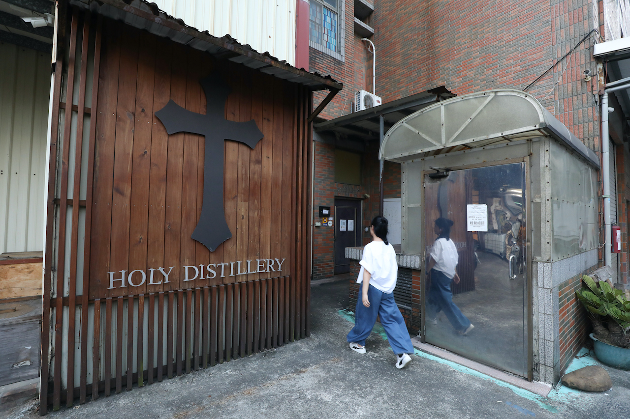 台灣獨立烈酒廠「合力酒廠」以在地食材製作威士忌和琴酒，在世界烈酒領域裡懂得用國際語言介紹風土特色。