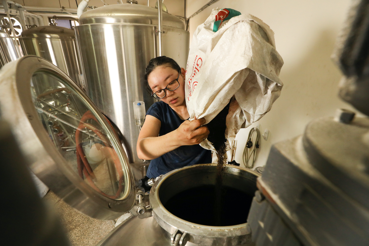 步驟2：步驟1倒入糖化槽，控溫轉成麥芽糊以啓動糖化作用，發酵後蒸餾出基酒。