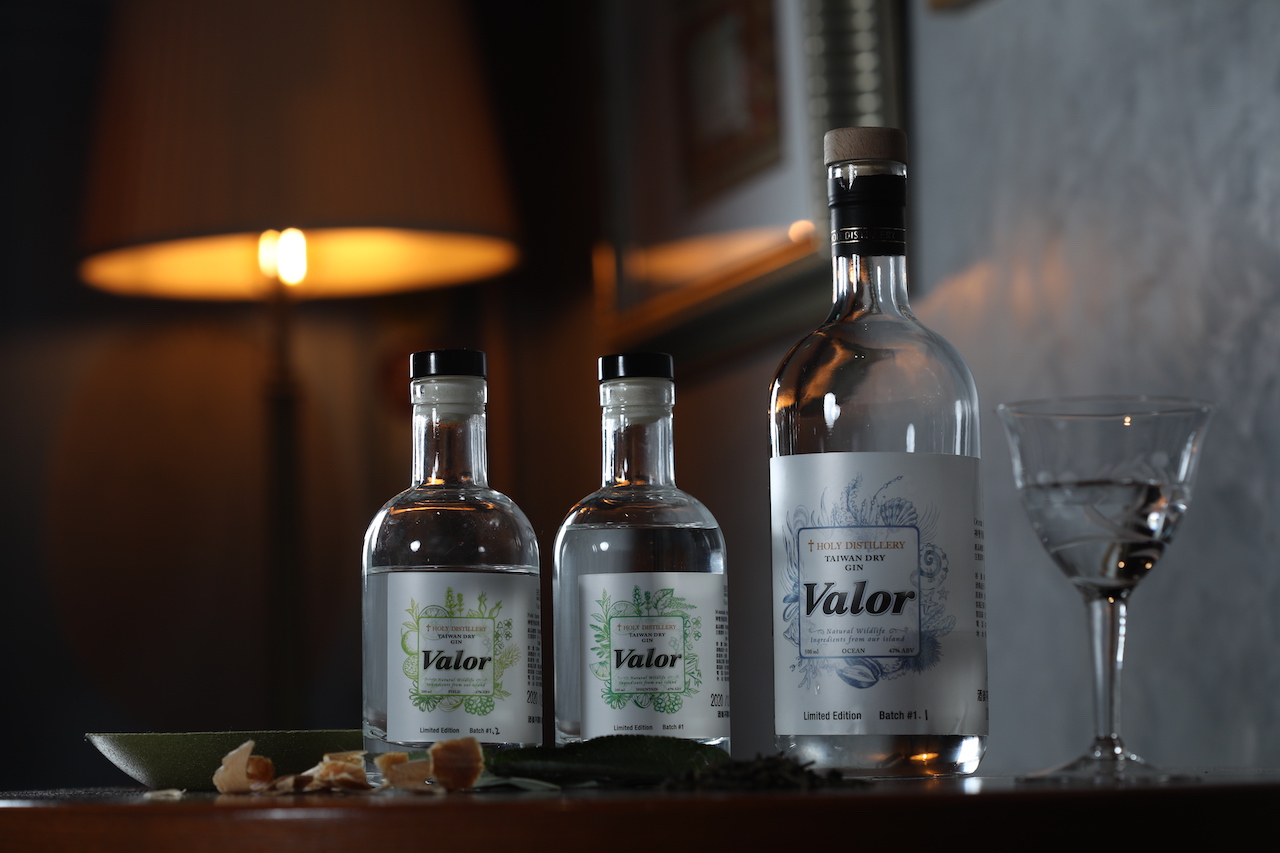 台灣琴酒「海」（右，950元／500ml）和「山」「平原」（皆450元／200ml）系列，以個性化香氣描繪海陸物產的味道。