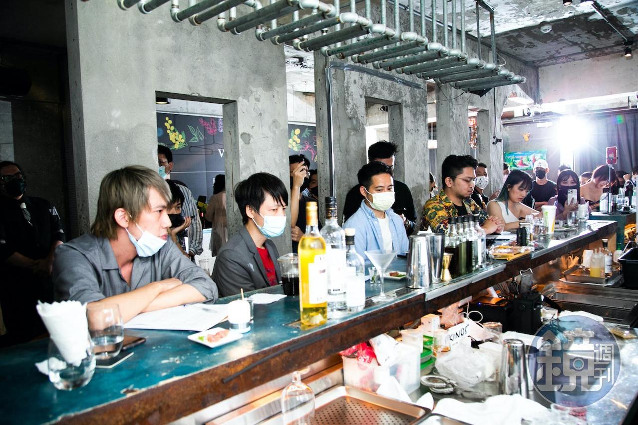 「第一屆合力勇氣琴酒挑戰賽」由琴酒達人鄭哲宇（Soso）（左3）領軍組成的評審團隊。