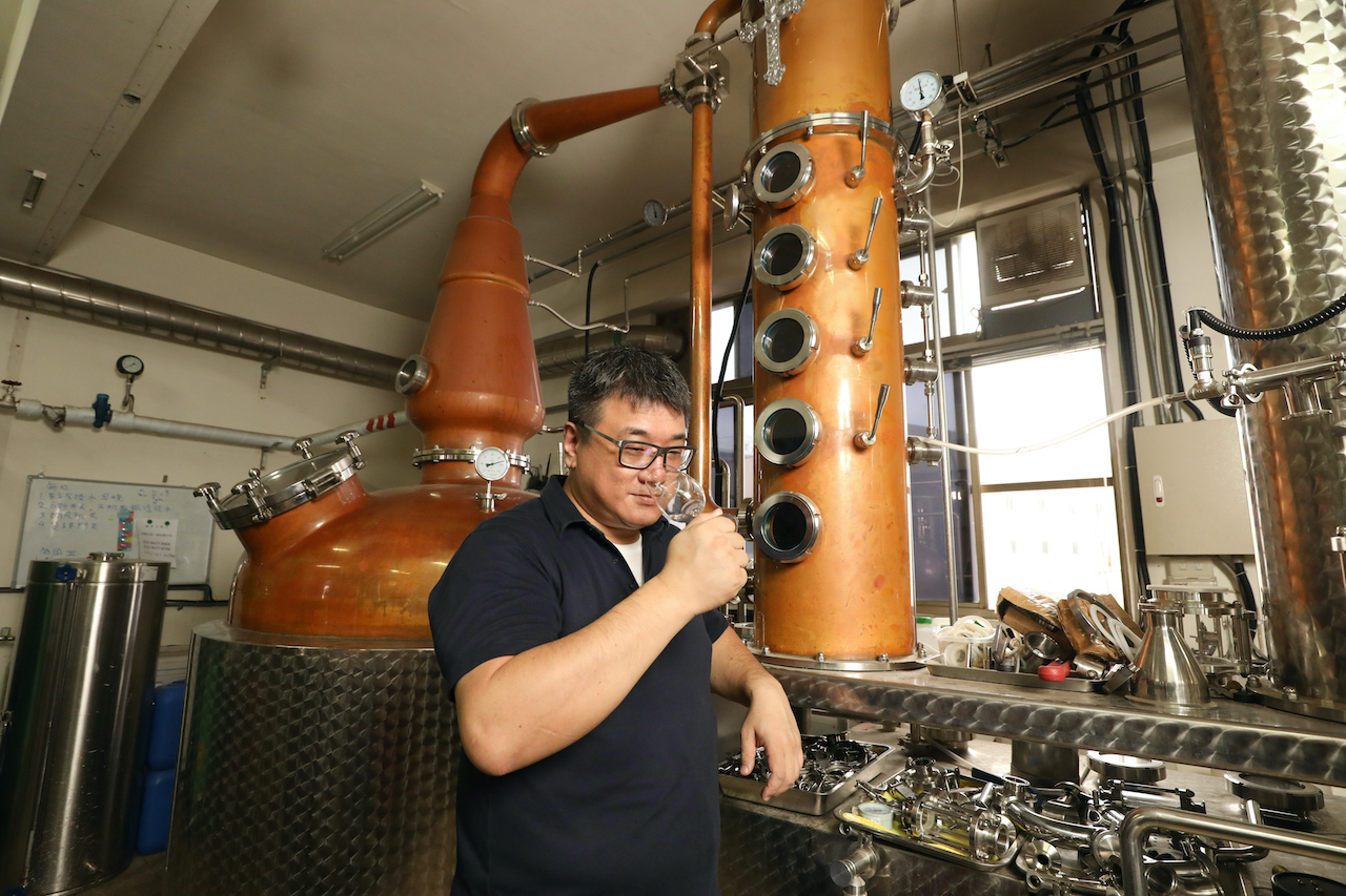 合力酒廠創辦人暨蒸餾師張佑任（Alex），跨界領航這場興奮冒險的製酒旅程。