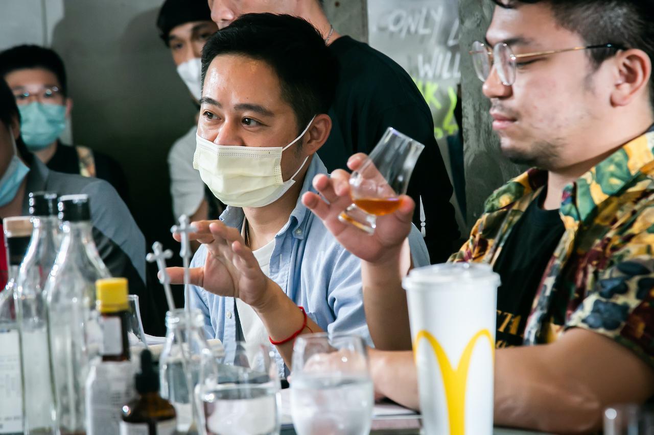 台灣琴酒達人鄭哲宇（Soso）是比賽評審團的指標人物。（合力酒廠提供）