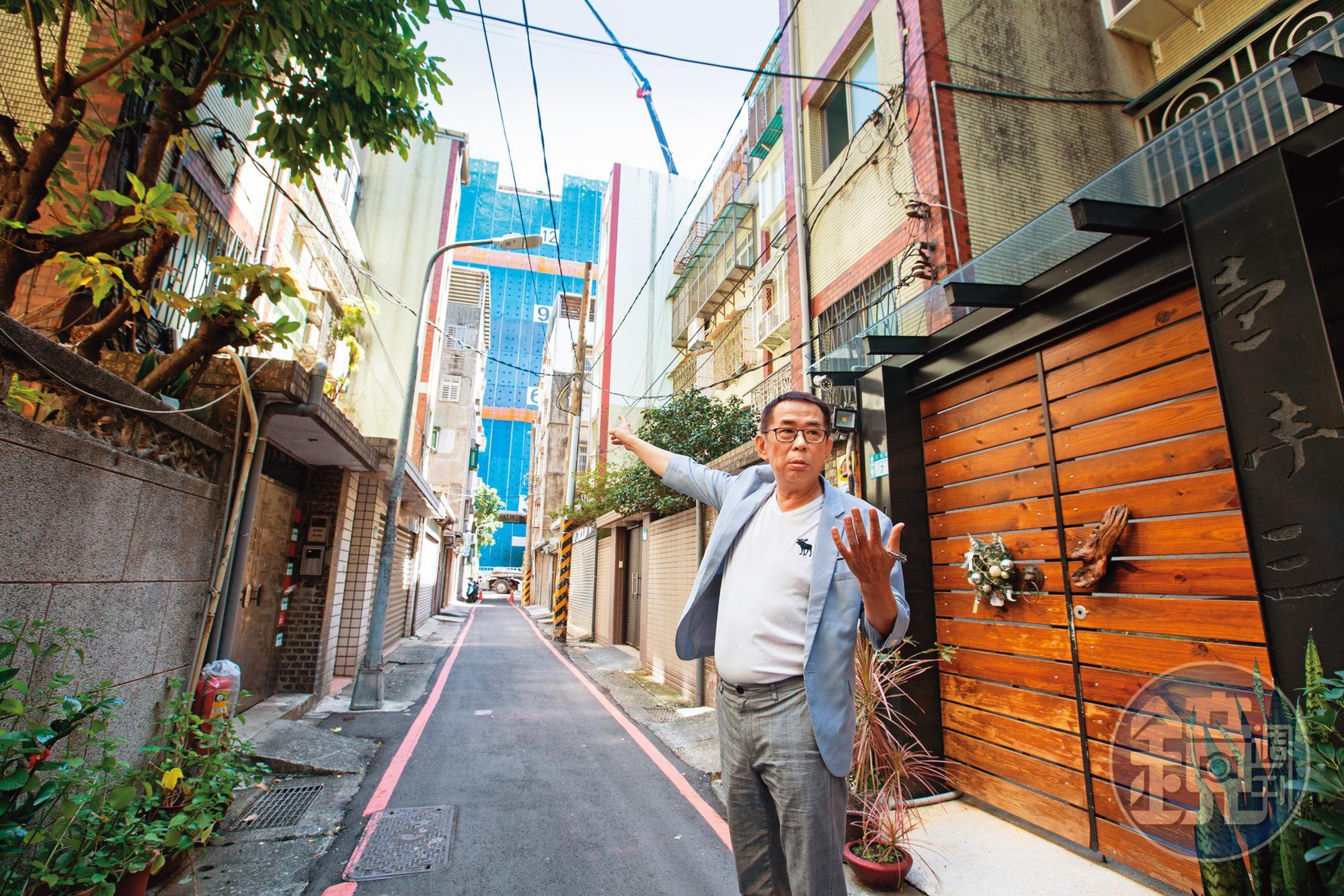 劉鳳和帶路永和巷弄裡,老公寓的盡頭有新大樓拔地而起。