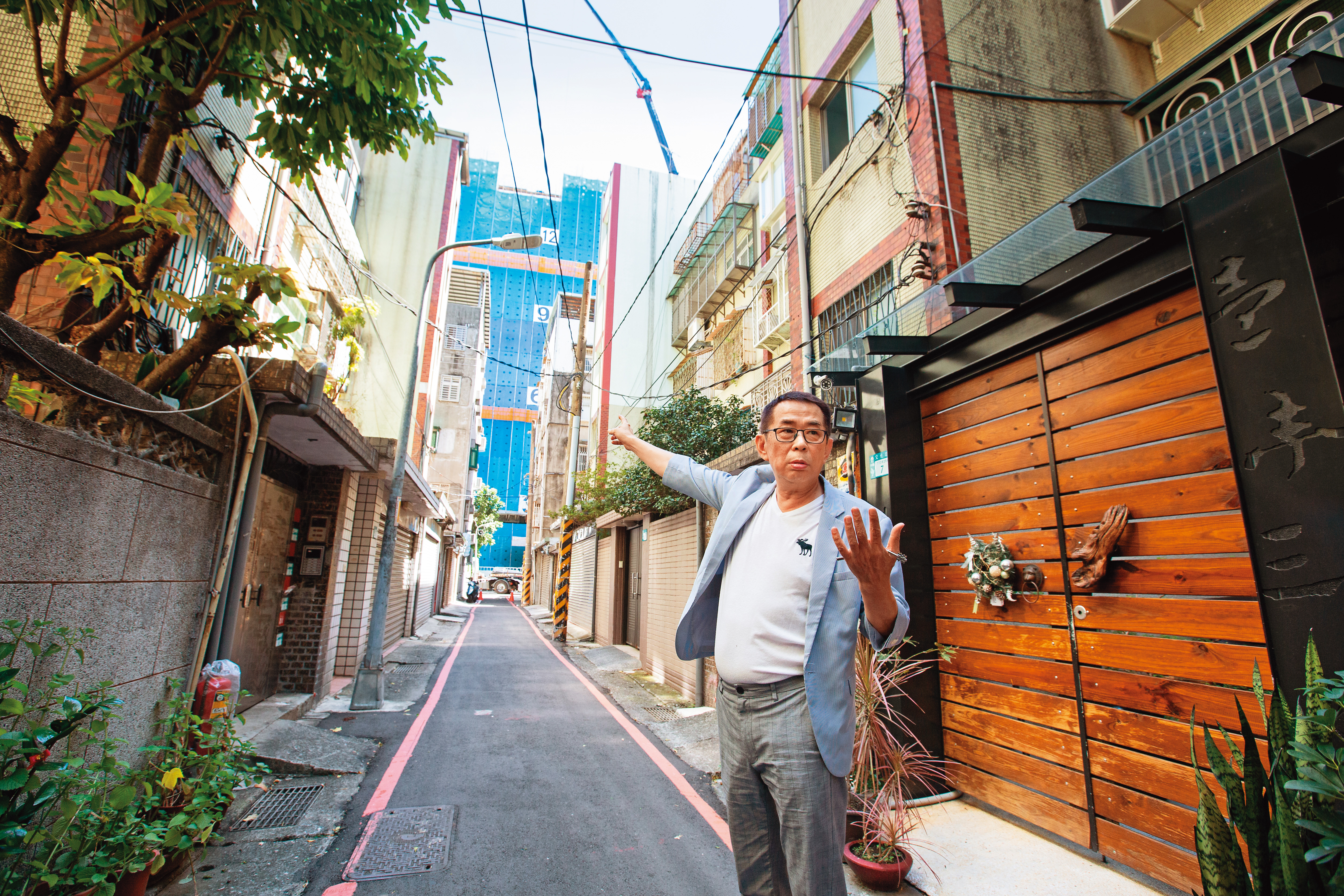 劉鳳和帶路永和巷弄裡，老公寓的盡頭有新大樓拔地而起。