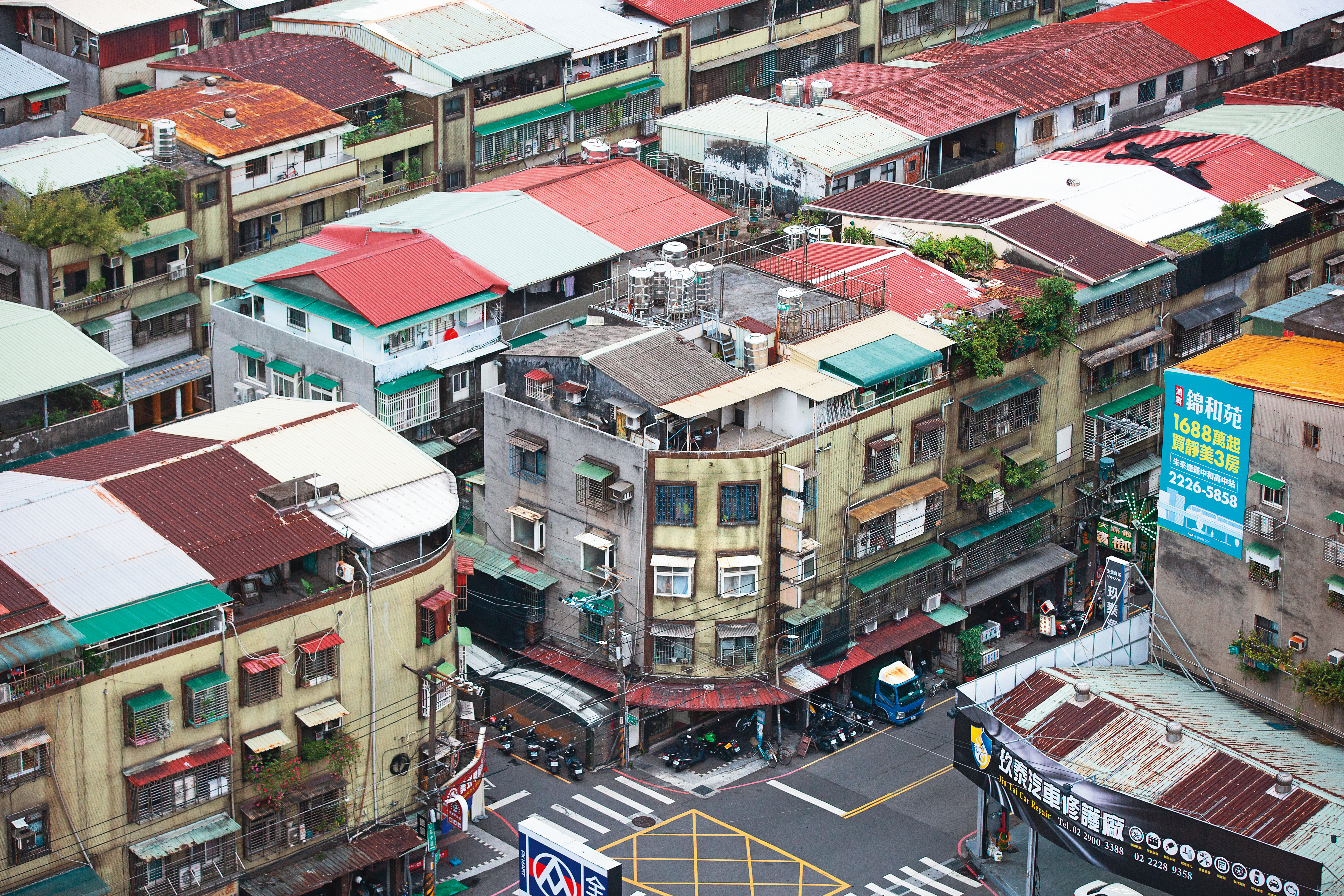 在雙北市的都會區，公寓房價較新大樓親民許多。