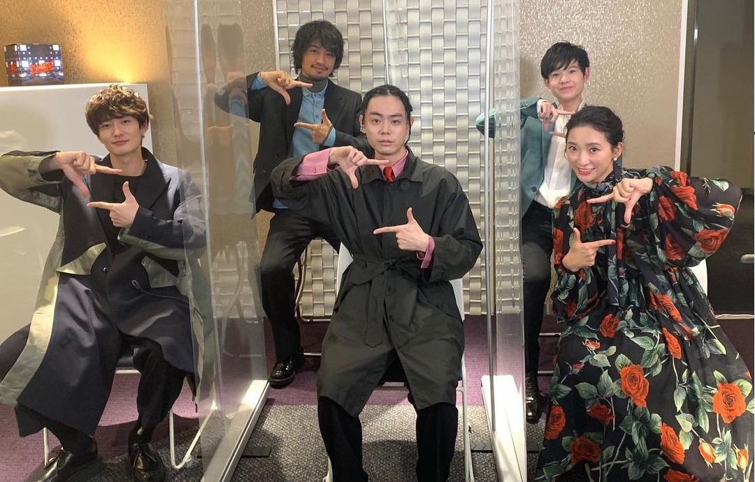 《超慄方殺陣》的演員們都很照顧年紀最小的田代輝（後排右），岡田將生（前排左）還會教他功課。（翻攝自田代輝Instagram）