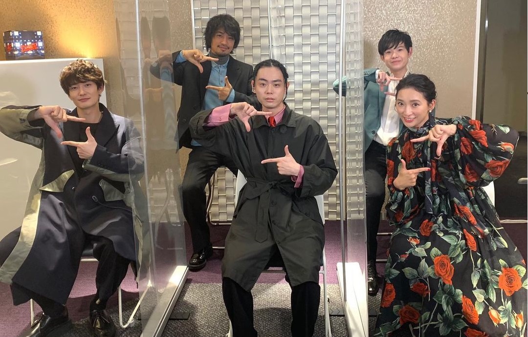 《超慄方殺陣》的演員們都很照顧年紀最小的田代輝（後排右），岡田將生（前排左）還會教他功課。（翻攝自田代輝Instagram）