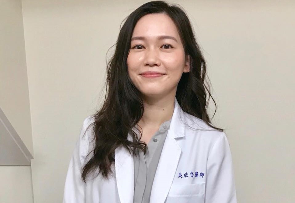 美女醫師吳欣岱分享自己曾在台中遇到的行車糾紛,只因按了喇叭提醒壯漢騎士,結果對方卻放下側朝著她走過來想找碴。(翻攝自吳欣岱臉書)