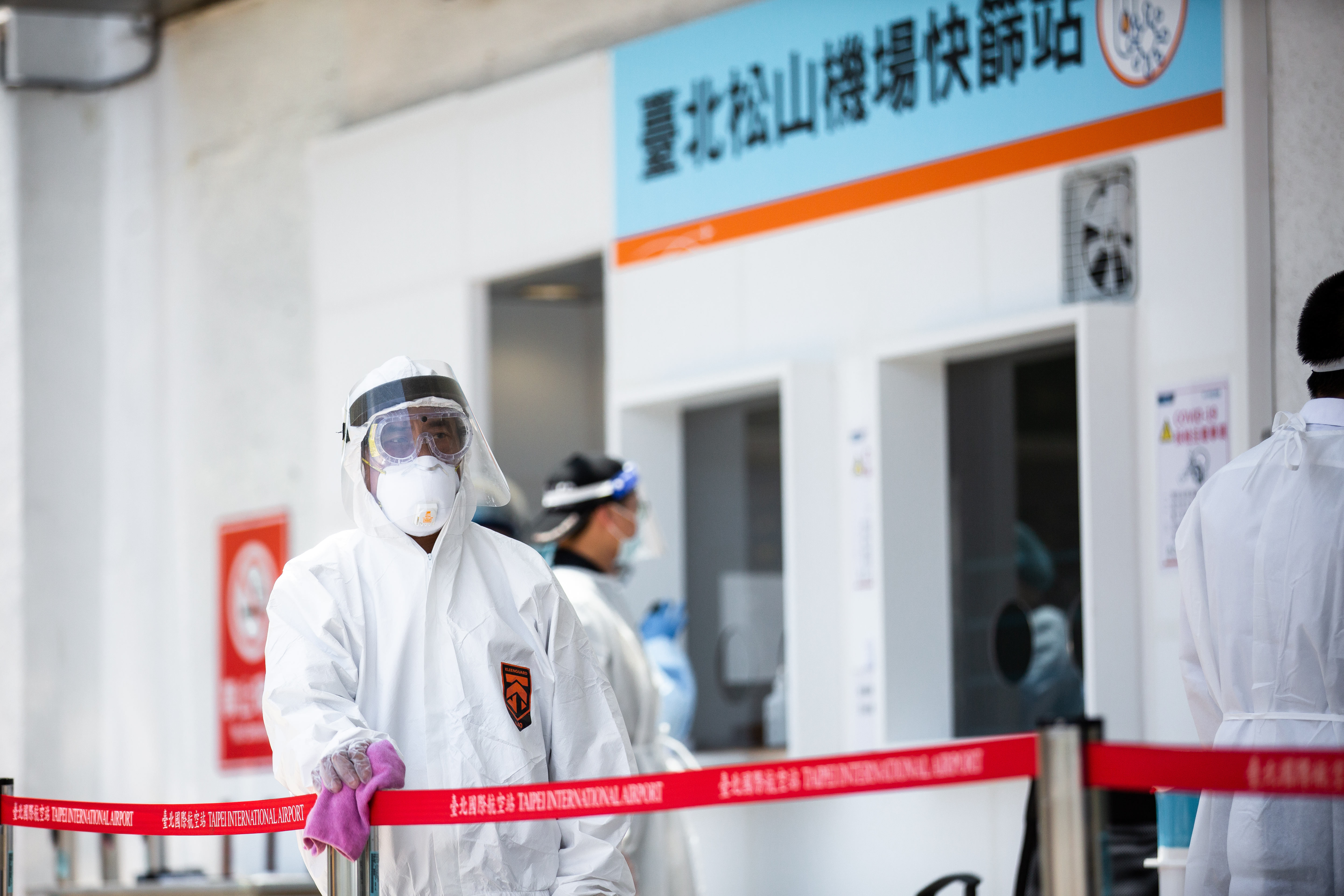 民航局坦言，機組員每次出勤結束都要「戳鼻孔」篩檢，造成很大的痛苦。（本刊資料照）