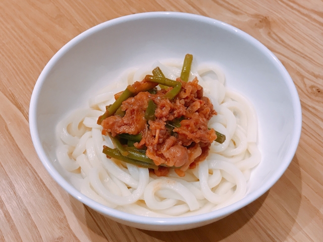 李姓和林姓留學生煮乾拌麵請大家吃，卻偷在麵裡加「大麻油」，害2女狂吐送醫險喪命。（示意圖，photoAC）