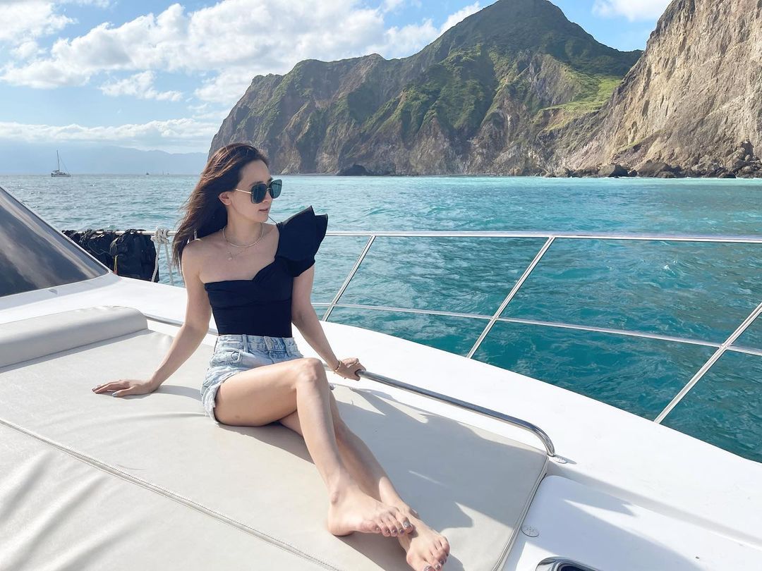 李晶晶秀「晶晶體」：「開心的一天，跟family出海, 感覺好像個mini vacation. 好precious的memories。」（翻攝自李晶晶IG）