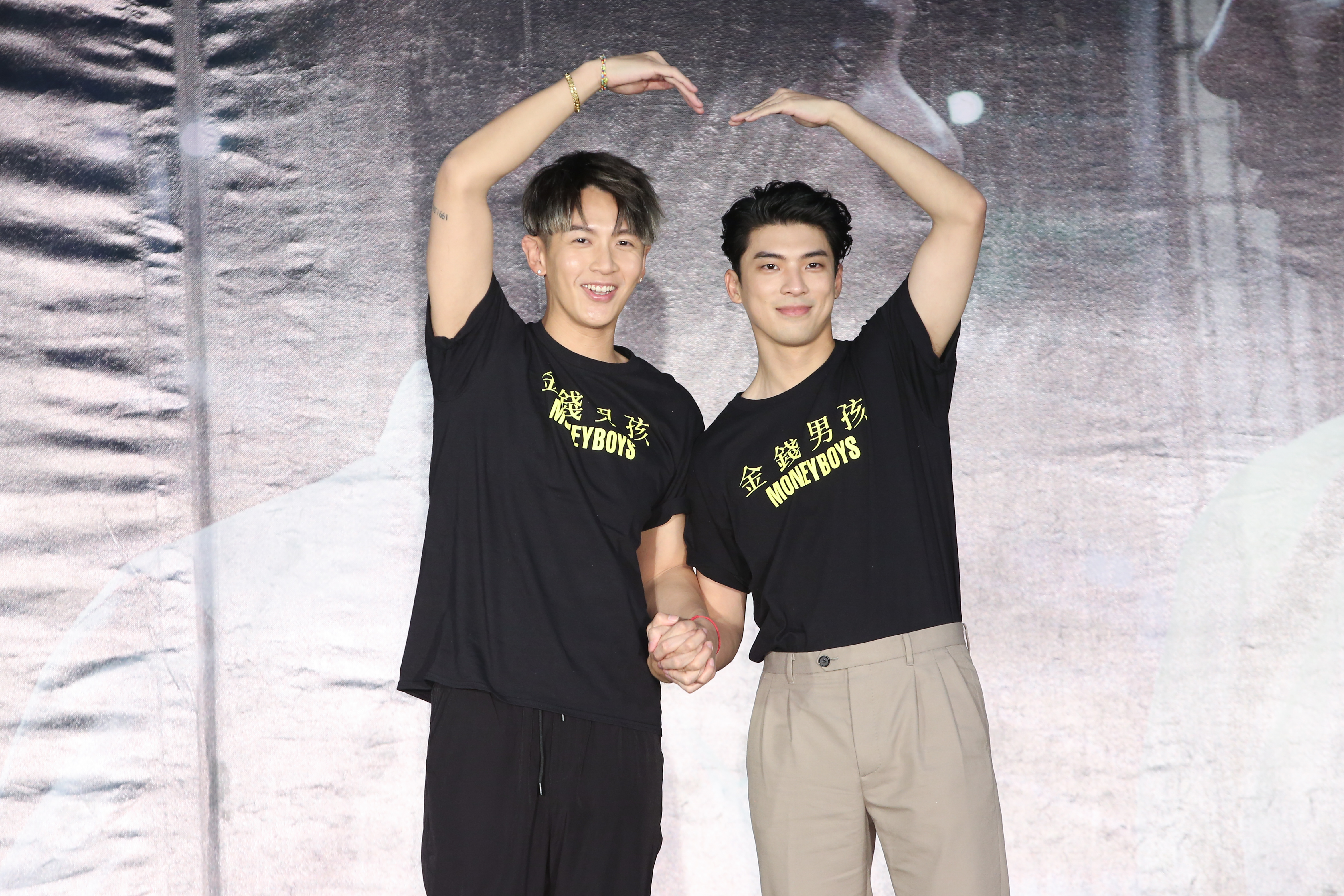 片中柯震東與林哲熙是一對彼此牽掛卻又分開的情人，在台上擺出CP姿態也感覺登對。