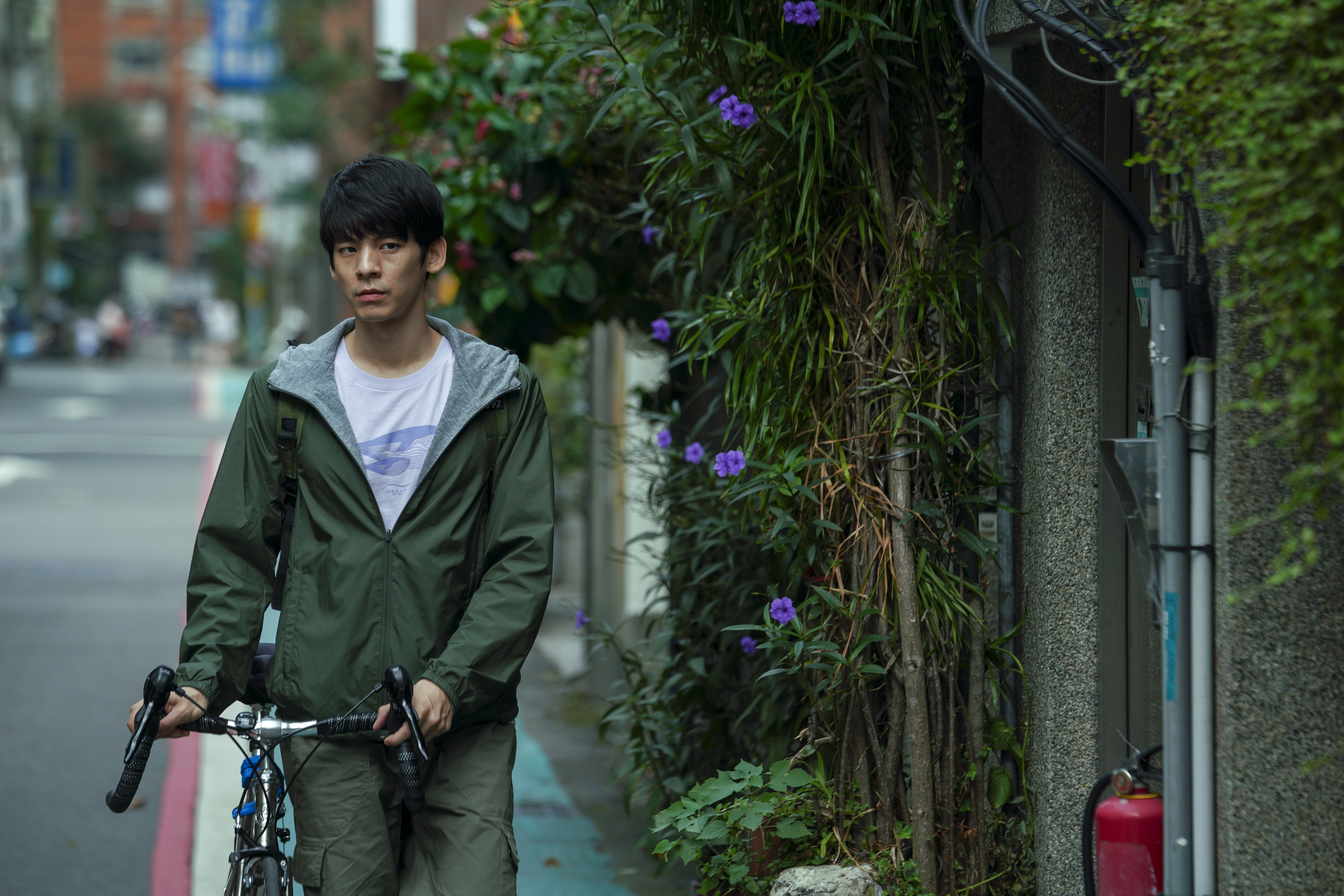 林柏宏騎單車經過不少文青巷弄。（台北市影委會提供）