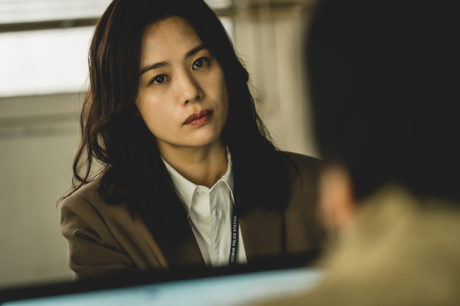 金賢珠原本擔心自己無法將《地獄公使》律師角色詮釋得好，一度不願接演。（Netflix提供）