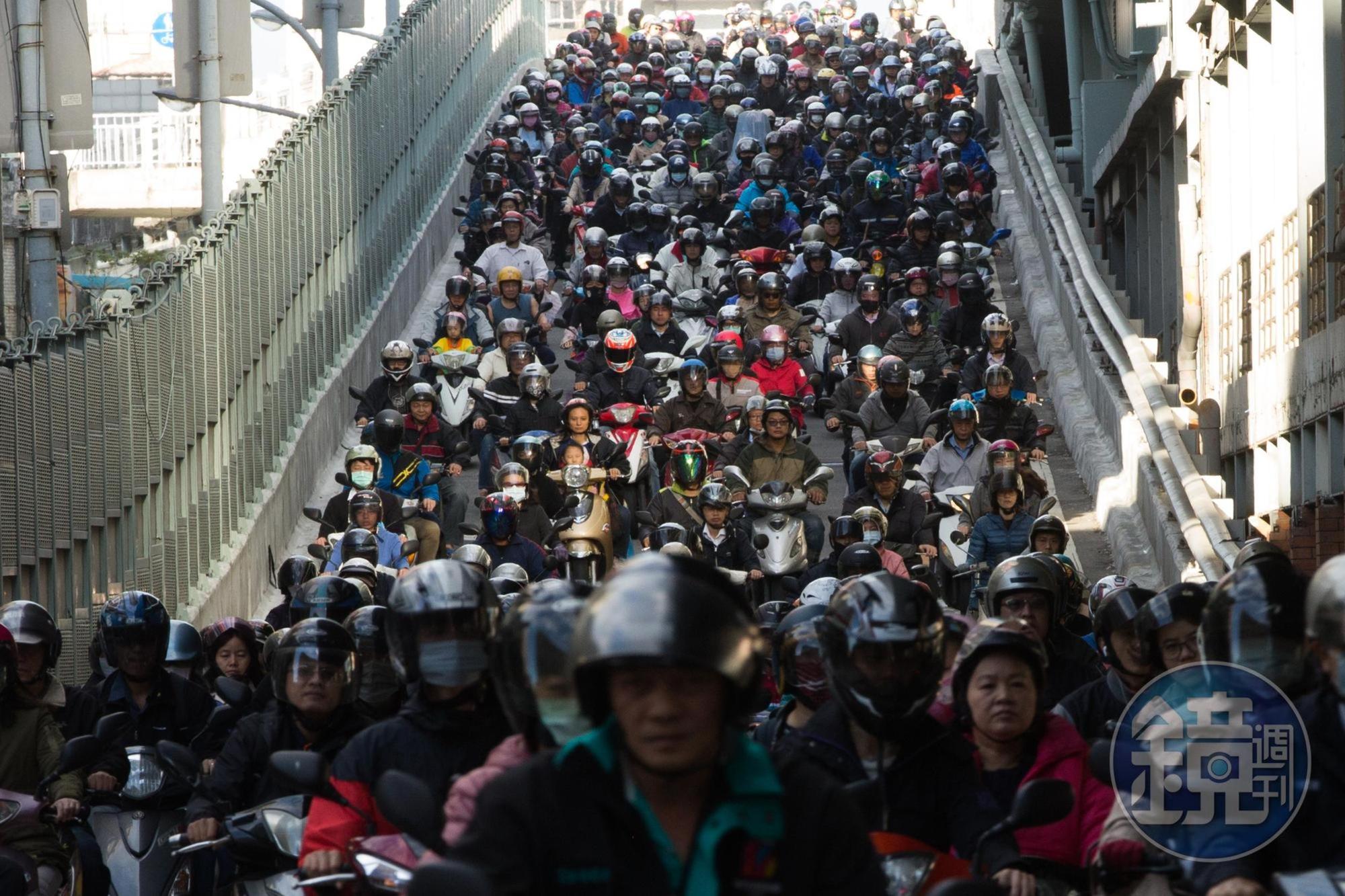 台灣嚴重交通事故頻傳，近日有PTT網友在八卦版提問，「為什麼交通死傷慘重但不被重視」。（示意圖，本刊資料照）