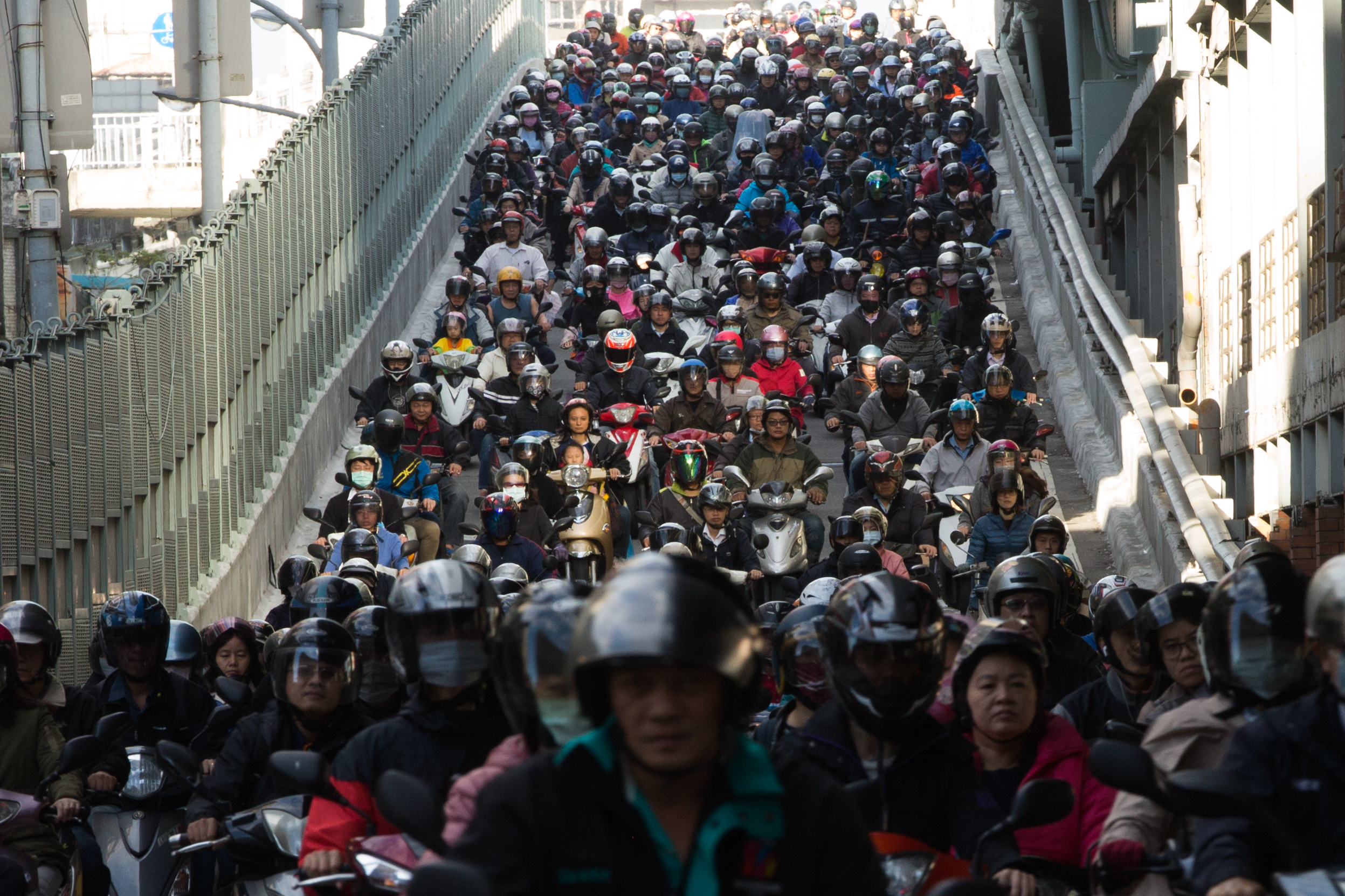 台灣嚴重交通事故頻傳,近日有PTT網友在八卦版提問,「為什麼交通死傷慘重但不被重視」。(示意圖,本刊資料照)