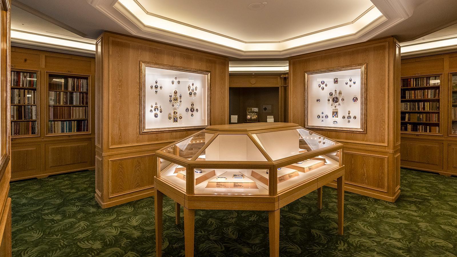 相較於其他樓層是鐘錶作品展示區，四樓算是文物館的概念，例如重現百達翡麗現任總裁Thierry Stern的祖父Henry Stern的辦公室，還有鐘錶主題書籍的圖書室，另外也展出一系列琺瑯肖像和微繪琺瑯畫作等等。