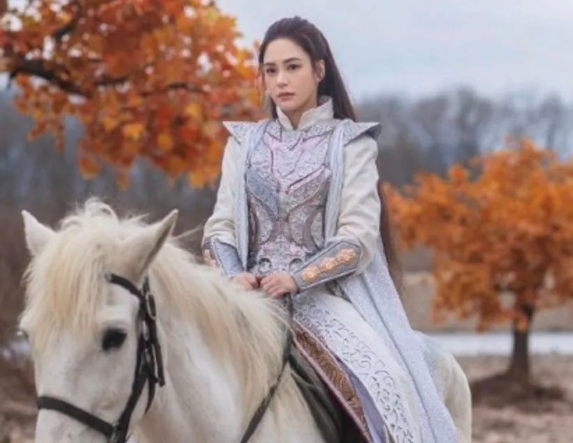 早前公開的阿嬌騎馬劇照,沒了俗艷妝容,阿嬌的顏值依舊維持一貫水準,驚艷網友。(翻攝自微博)