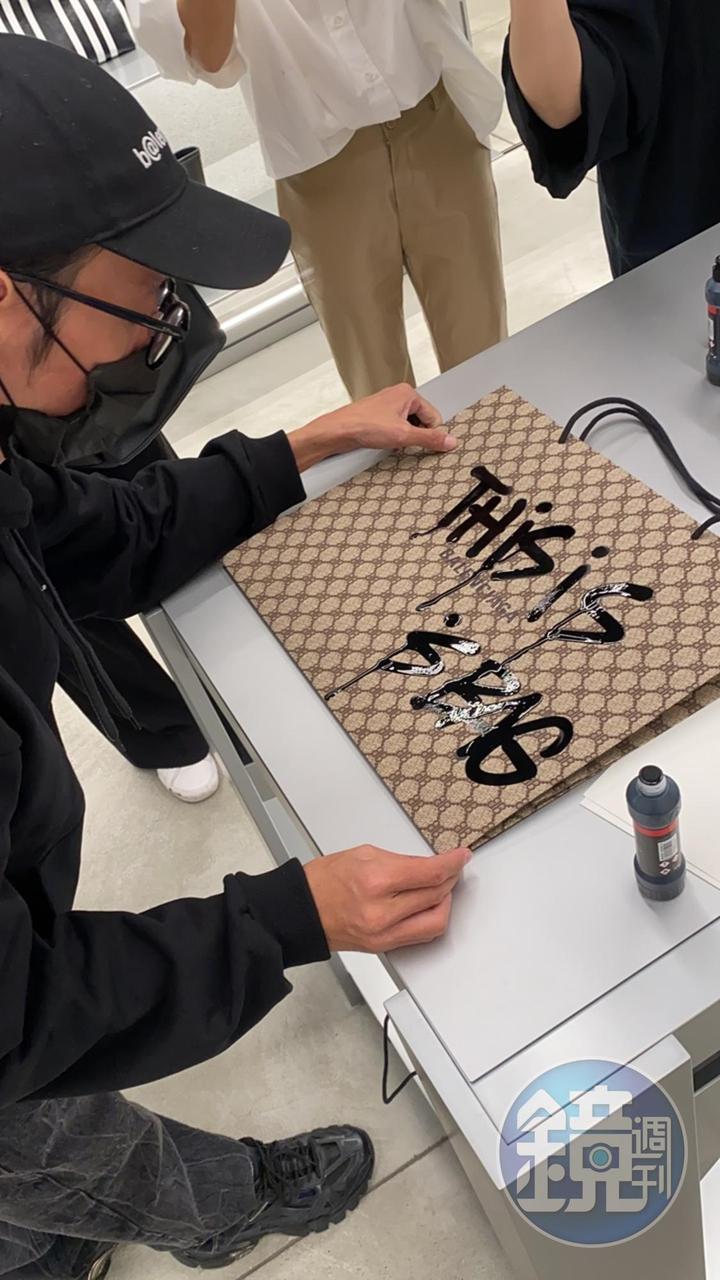 BALENCIAGA請到塗鴉藝術家,在本次限量販售的包裝外,進行個性化訂製塗鴉。