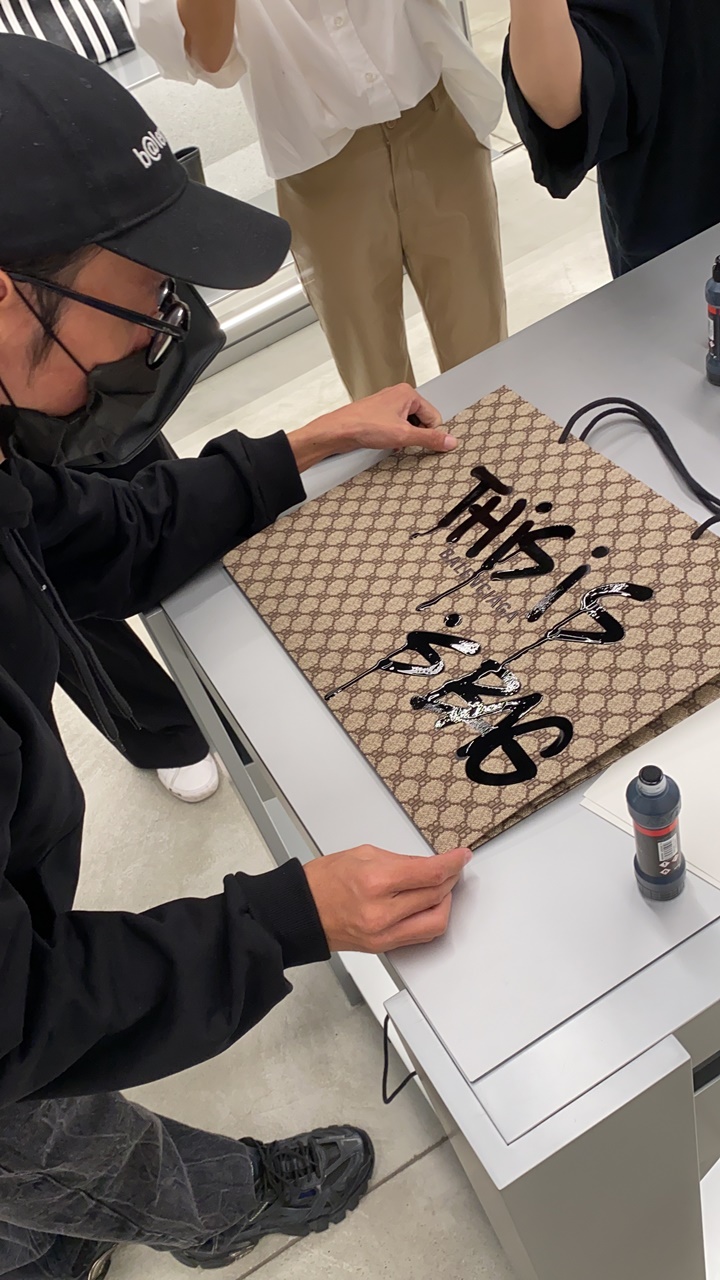 BALENCIAGA請到塗鴉藝術家，在本次限量販售的包裝外，進行個性化訂製塗鴉。
