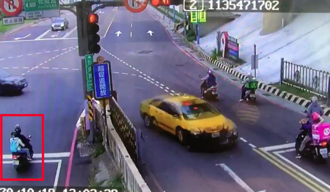 去年10月18日，「糖糖」蔡亞臻和丈夫在新北市新莊區9號越堤道停等紅燈，不料下一秒即遭遇死劫。（讀者提供）