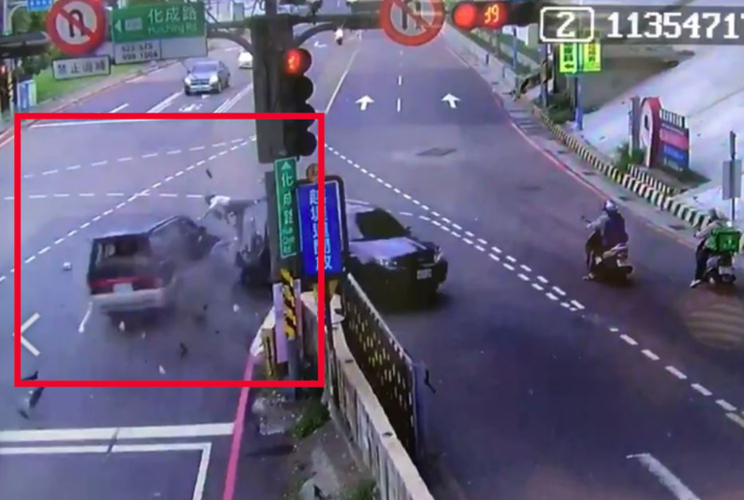 蔡遭李男駕駛的貨車從後方高速追撞，當場噴飛還遭輾過。（讀者提供）