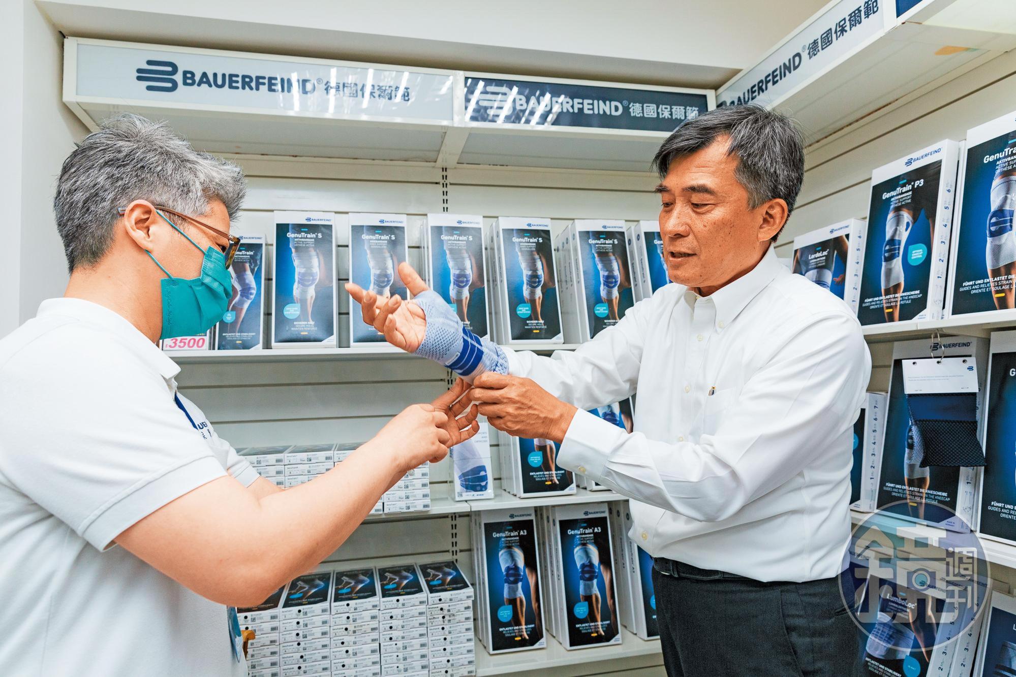 賴調元（右）曾抱小孩抱到罹患媽媽手，全靠自家代理的醫療型護具護理。