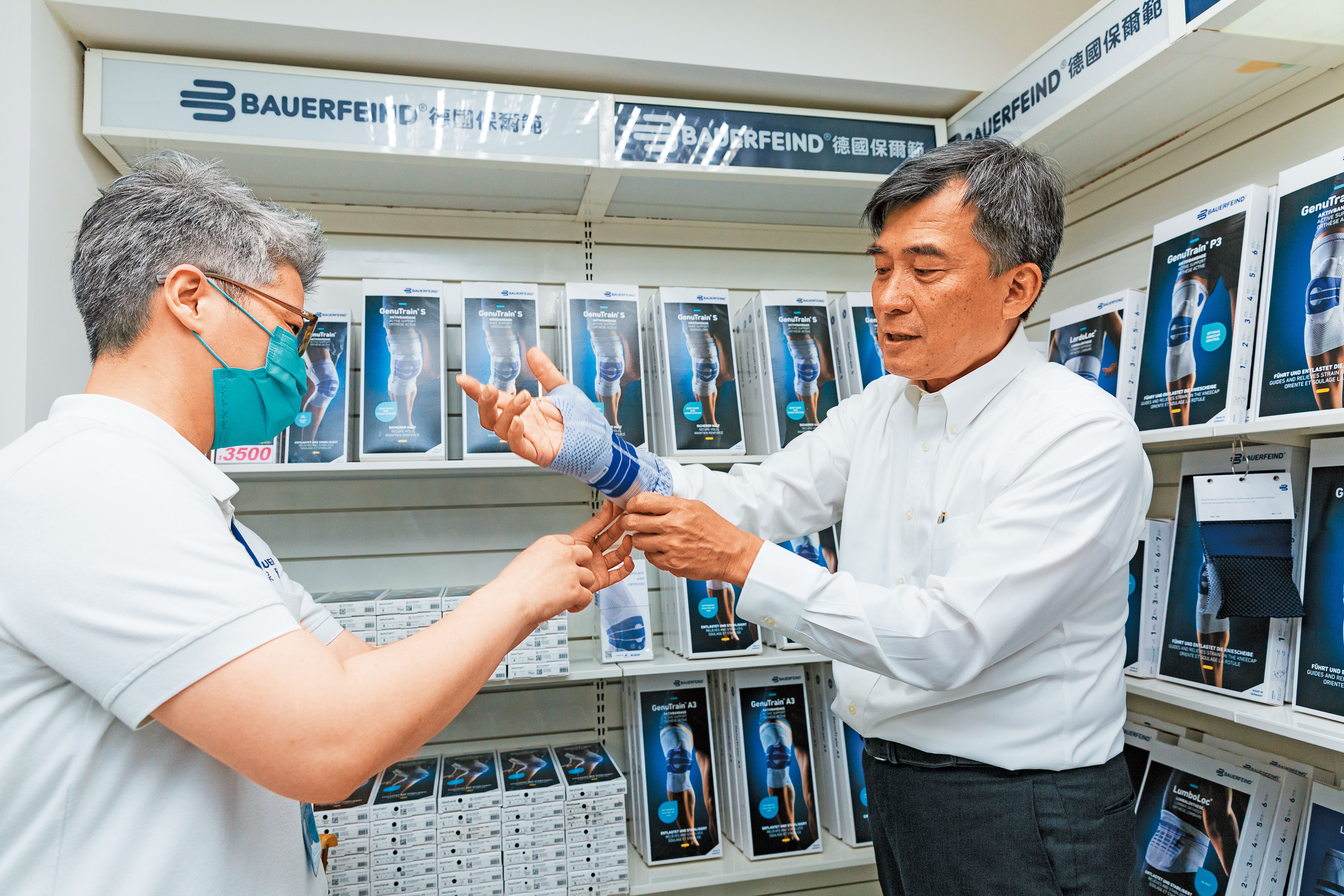 賴調元(右)曾抱小孩抱到罹患媽媽手,全靠自家代理的醫療型護具護理。