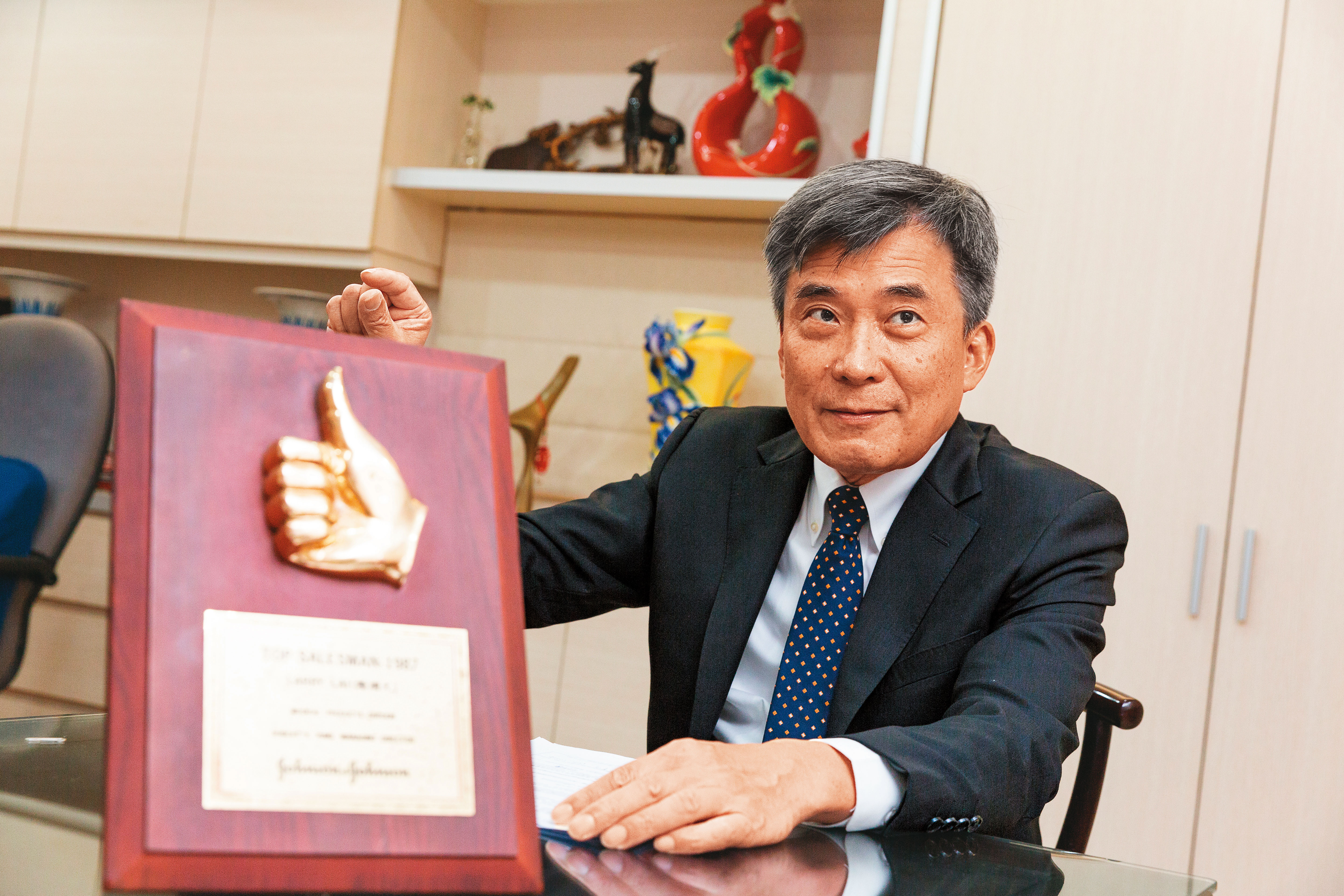 賴調元擔任嬌生業務時,1年能做2千萬元業績,曾獲選1987年亞太區最佳業務代表,他將當時的獎牌保留至今。