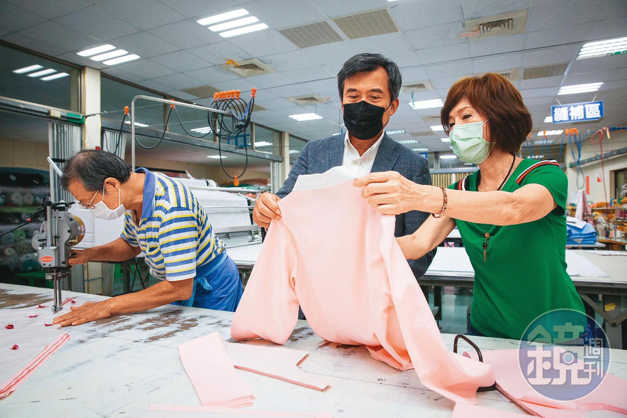 台灣6成醫院的醫生、護理師制服與病人服的設計製作，都在賴調元（中）手上催生出來。