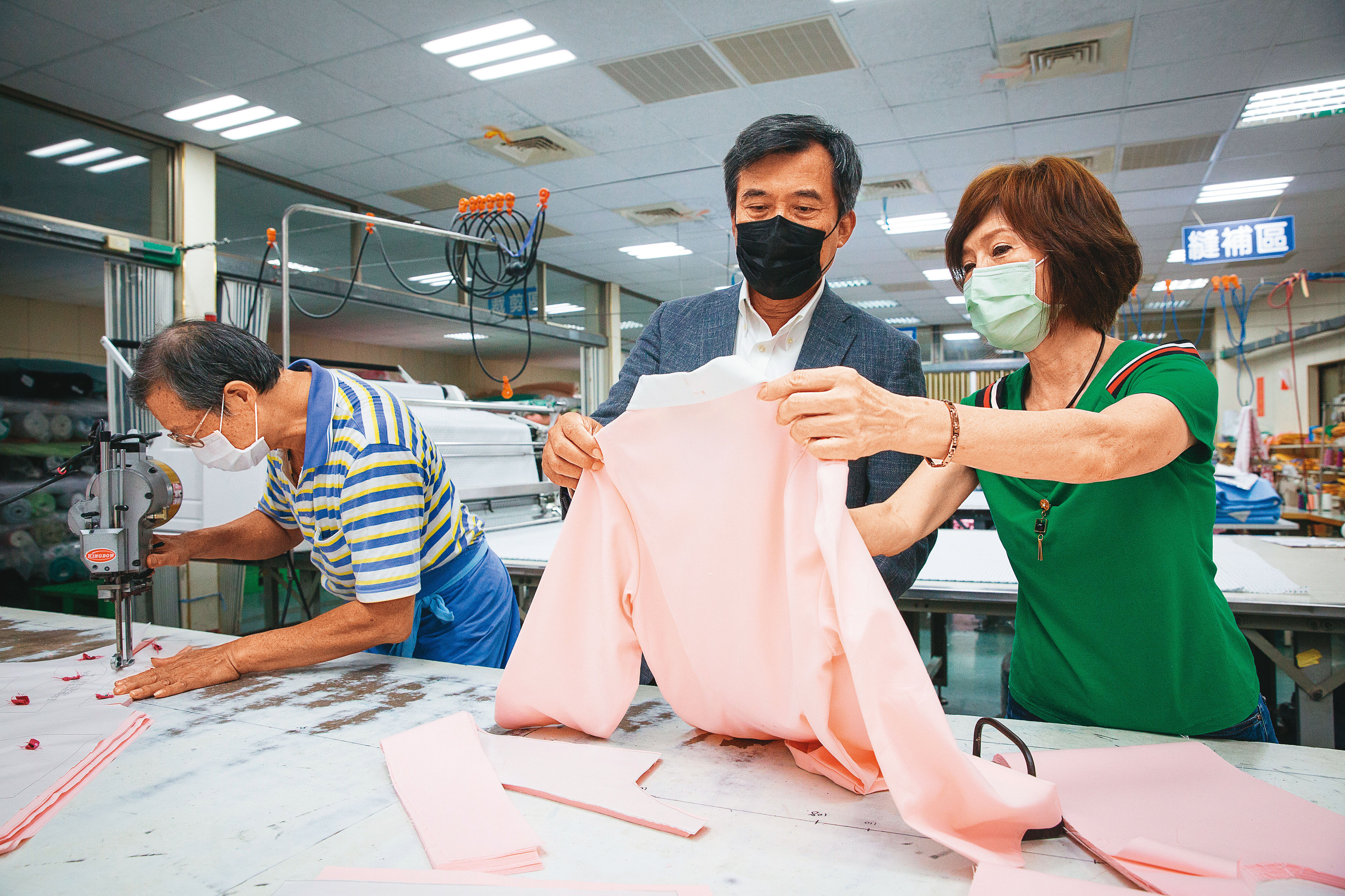 台灣6成醫院的醫生、護理師制服與病人服的設計製作,都在賴調元(中)手上催生出來。
