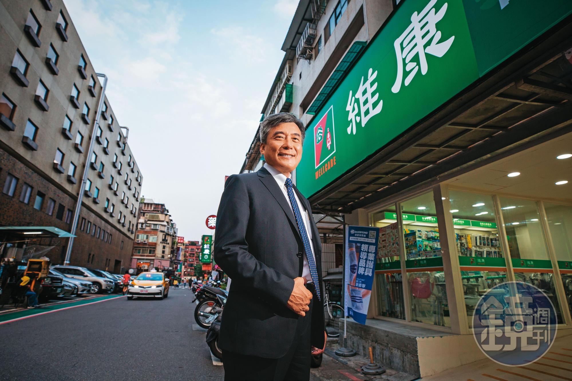 賴調元首創在醫院開維康醫療用品，提供醫療布服製作、租賃到洗滌一條龍服務，成為台灣最大醫療後勤王。