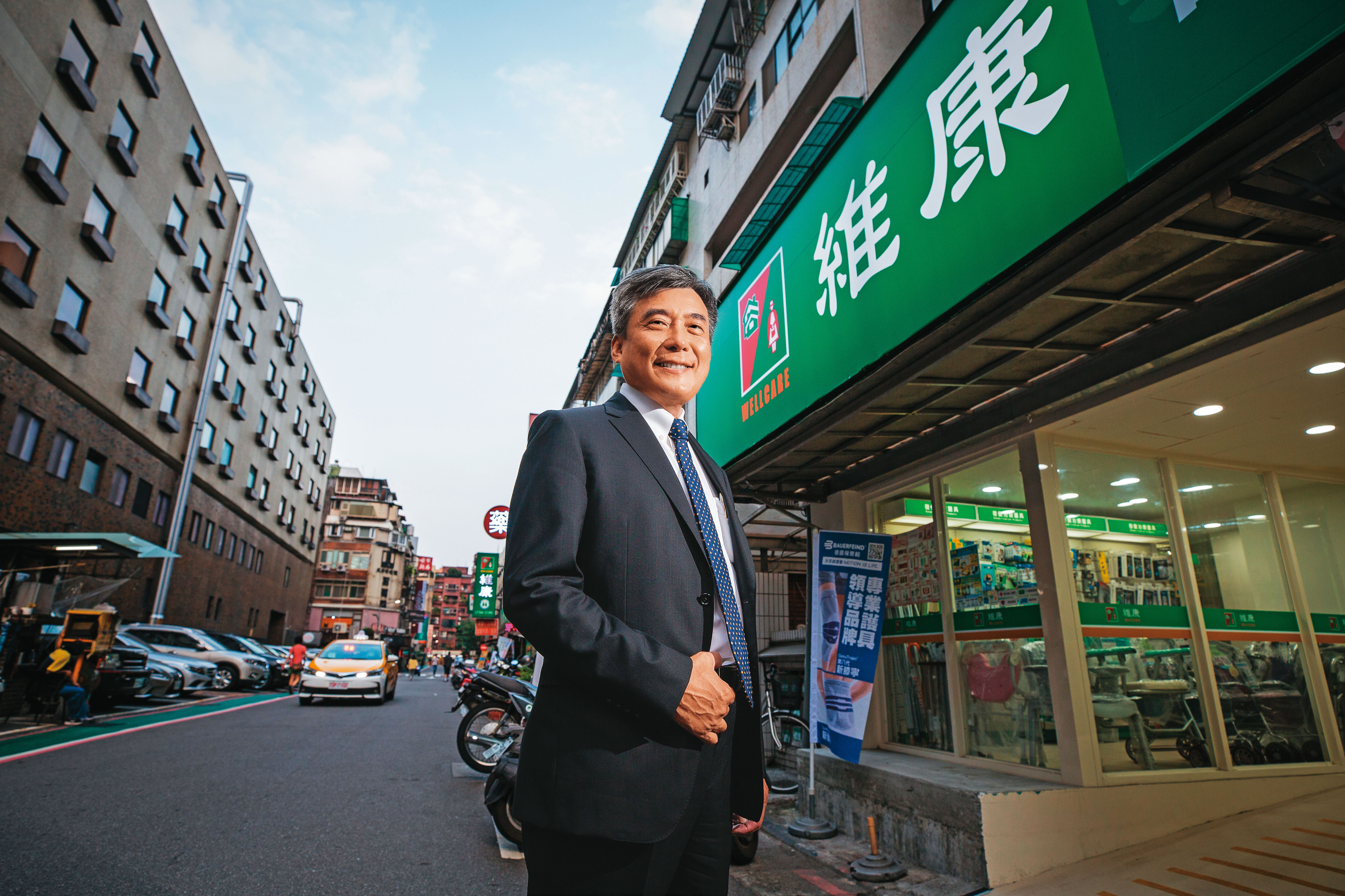 賴調元首創在醫院開維康醫療用品，提供醫療布服製作、租賃到洗滌一條龍服務，成為台灣最大醫療後勤王。