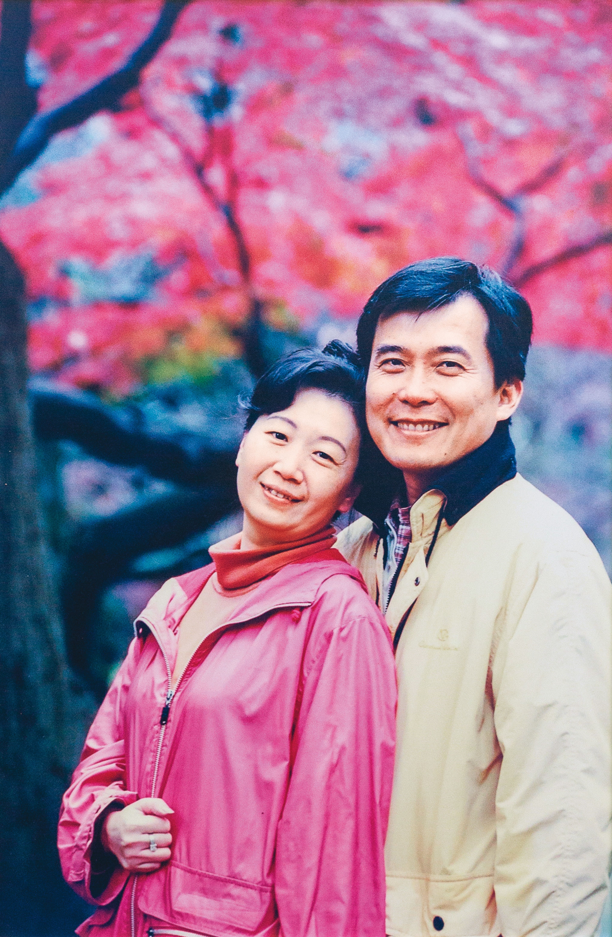賴調元與太太結婚35年,合照一直掛在辦公室牆上。(賴調元提供)