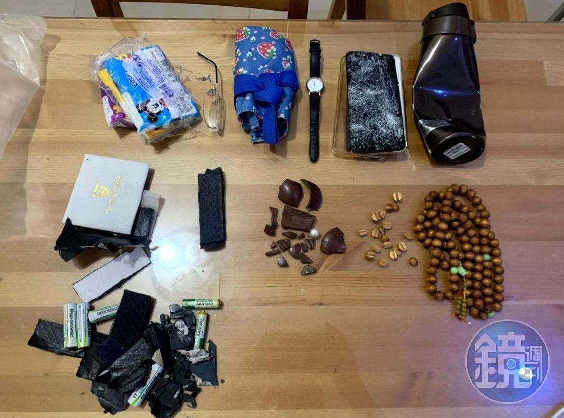 蔡的物品因嚴重車禍碎裂,也擊碎家屬的心。(讀者提供)