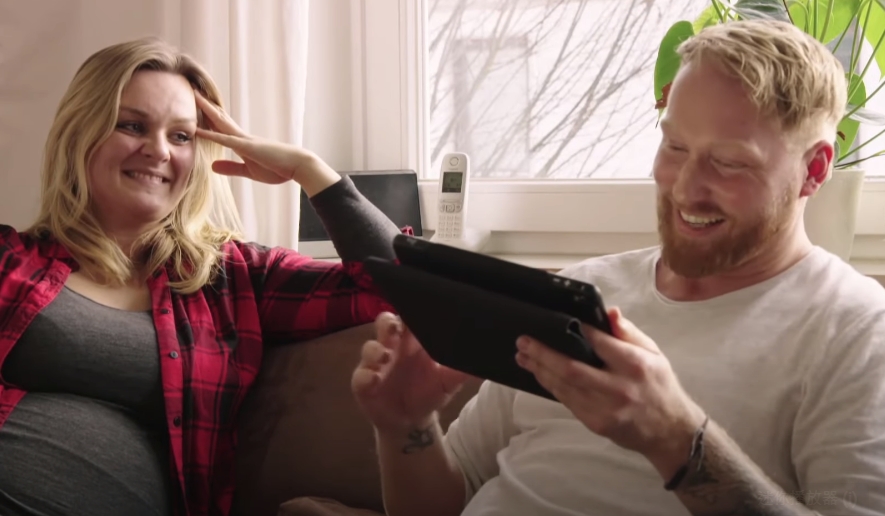 德國男子施密特（右）因6年前的意外，每天只有6小時的記憶，女友莉維（左）仍不離不棄。（翻攝自ARTE.tv Documentary YouTube頻道）